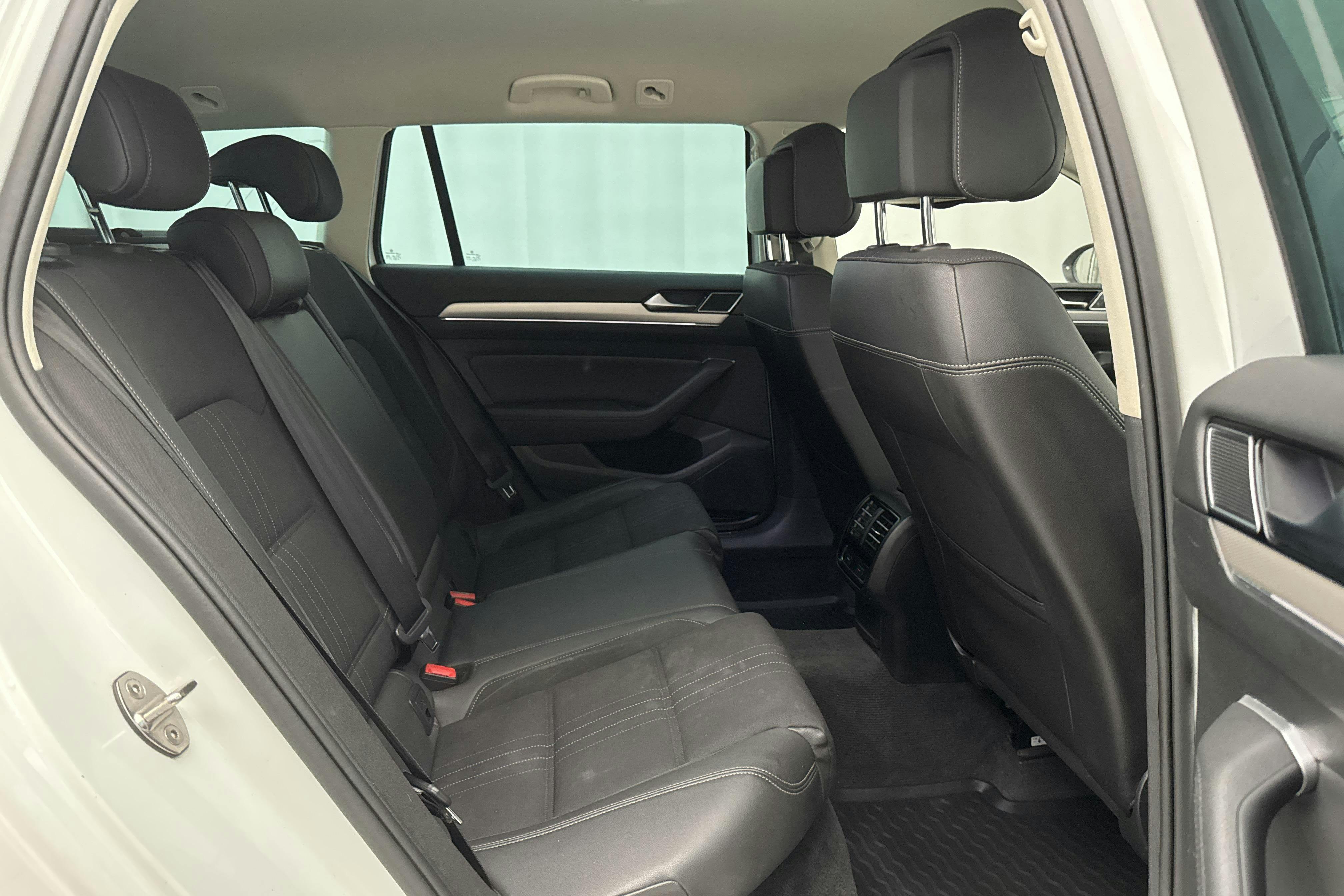 VW Passat Alltrack 2.0 TDI 4MOTION (190hk) - 18 460 mil - Automat - vit - 2017