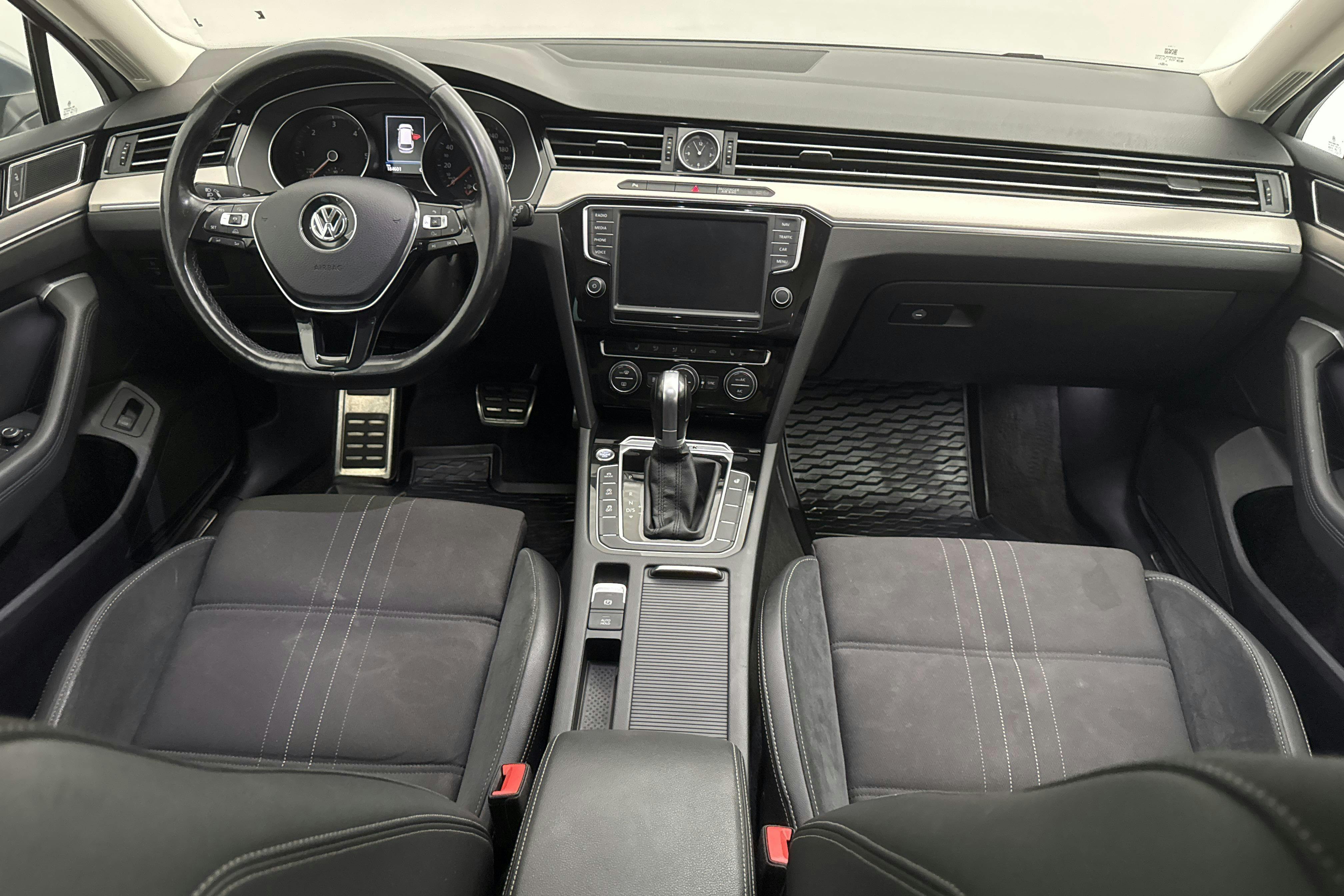 VW Passat Alltrack 2.0 TDI 4MOTION (190hk) - 18 460 mil - Automat - vit - 2017
