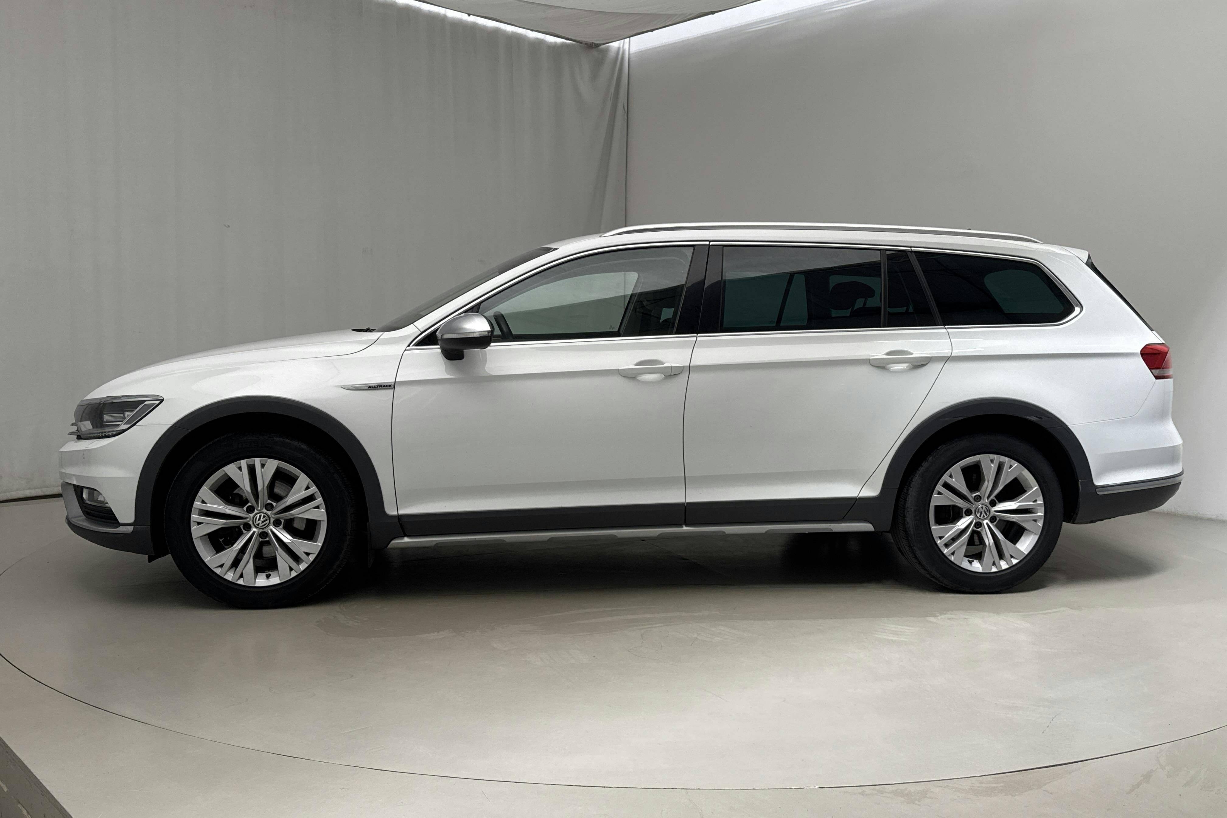 VW Passat Alltrack 2.0 TDI 4MOTION (190hk) - 18 460 mil - Automat - vit - 2017