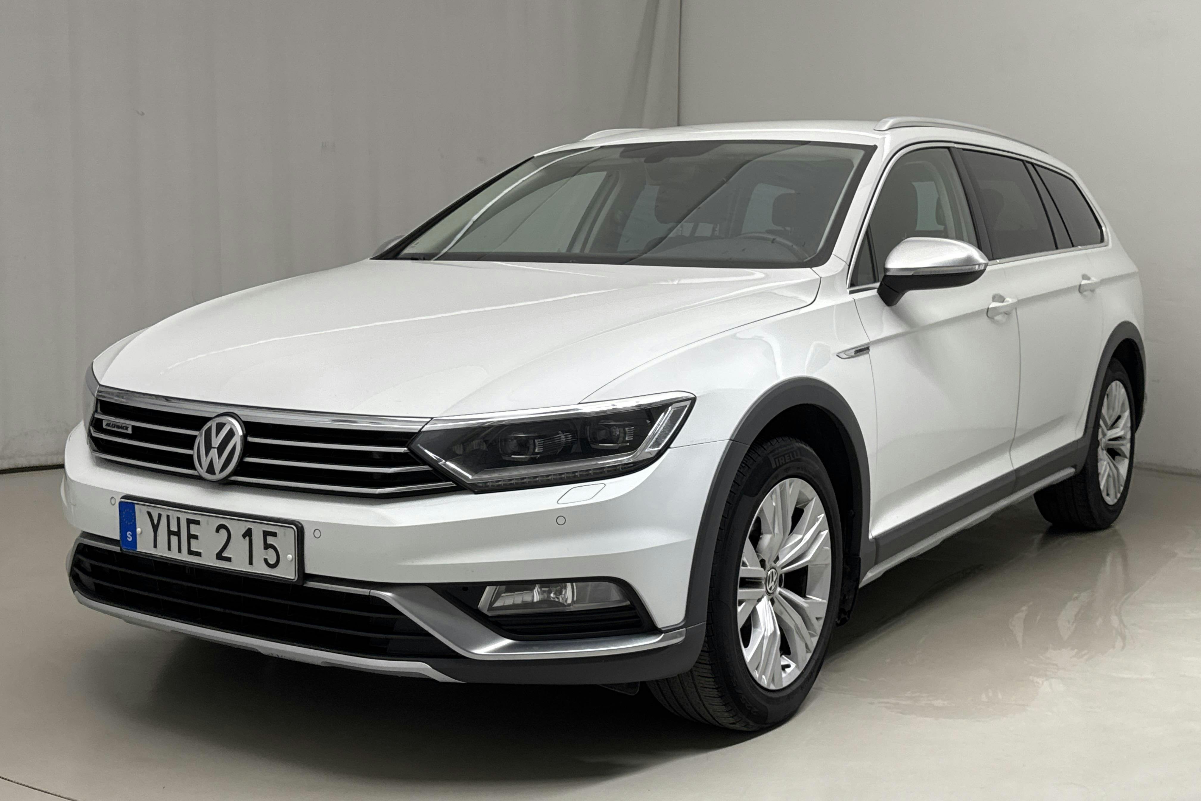 VW Passat Alltrack 2.0 TDI 4MOTION (190hk) - 18 460 mil - Automat - vit - 2017