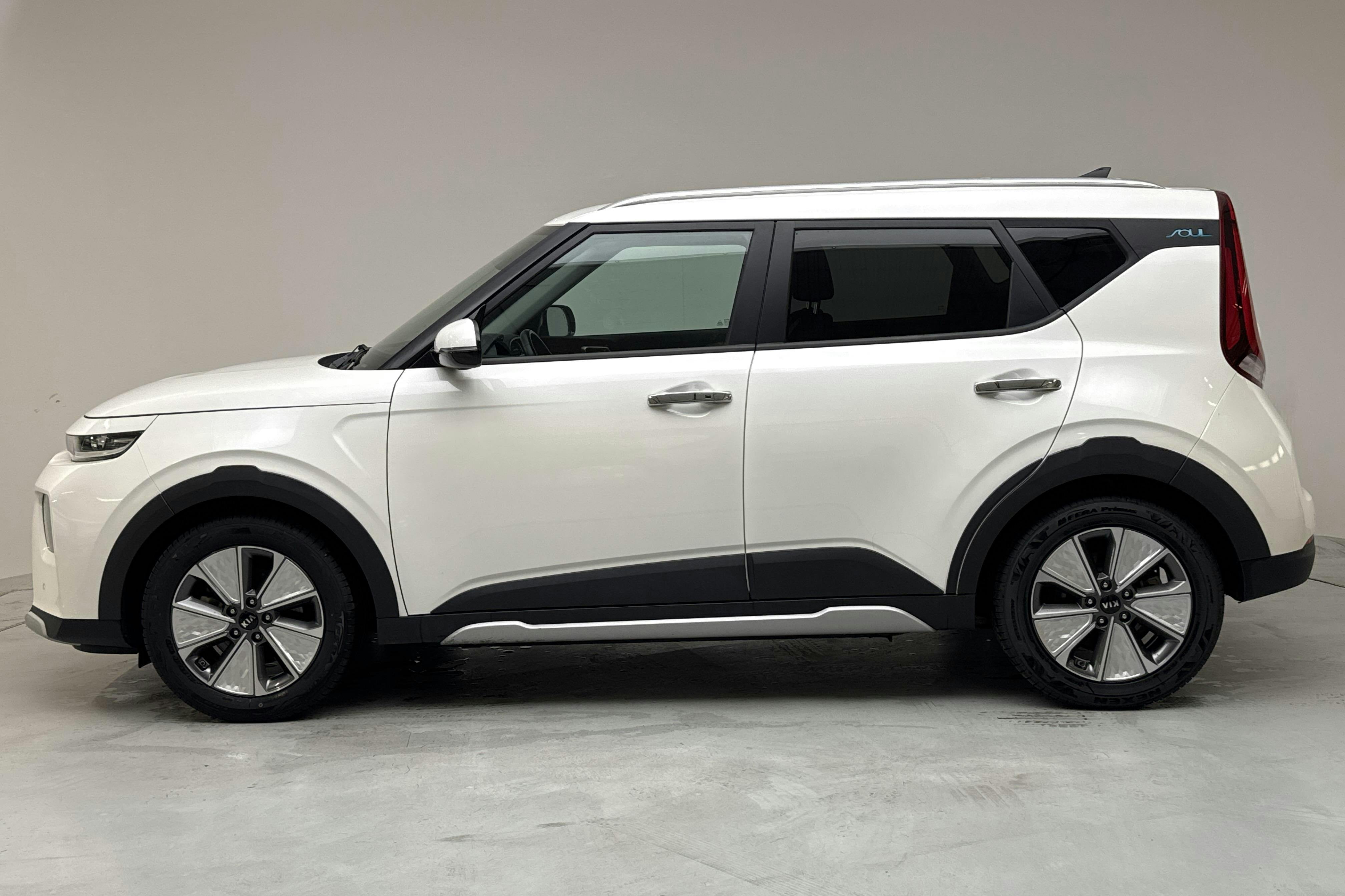 Presentationsfoto 2 av 15: KIA e-Soul Long Range 64 kWh (204hk) - 3 390 mil - Automat - vit - 2021