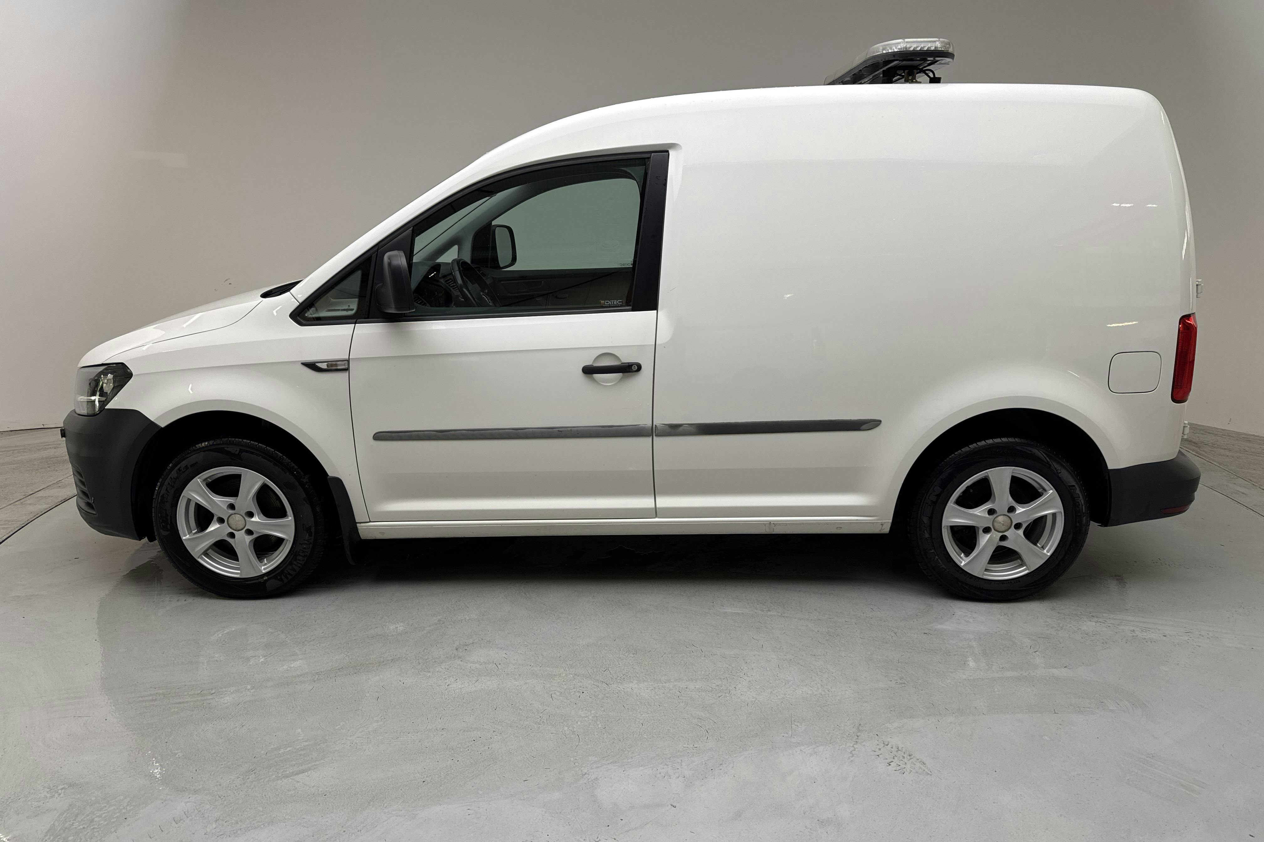 Presentationsfoto 2 av 11: VW Caddy 1.4 TGI Skåp (110hk) - 7 309 mil - Manuell - vit - 2017