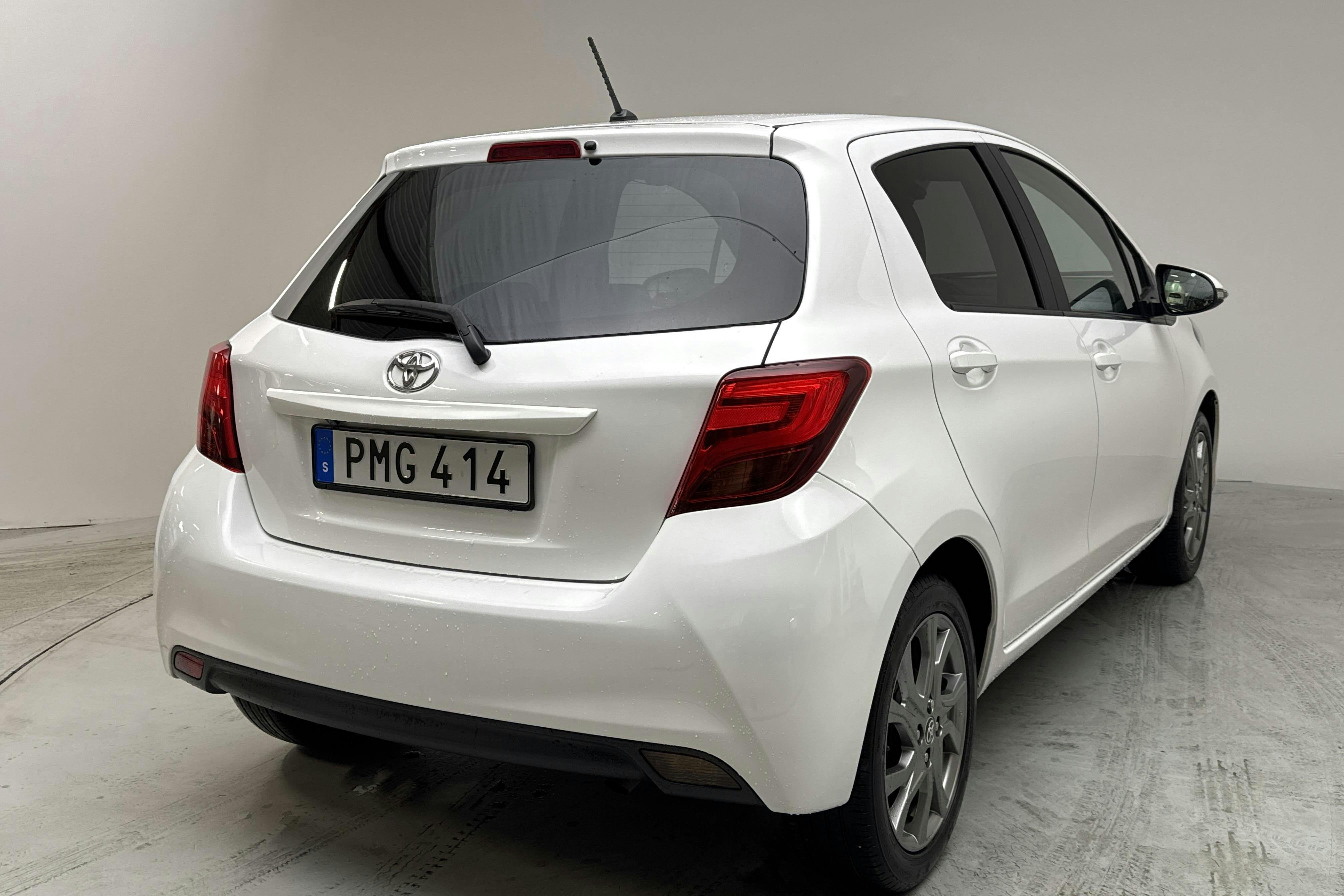 Toyota Yaris 1.33 5dr (100hk) - 13 152 mil - Manuell - vit - 2016
