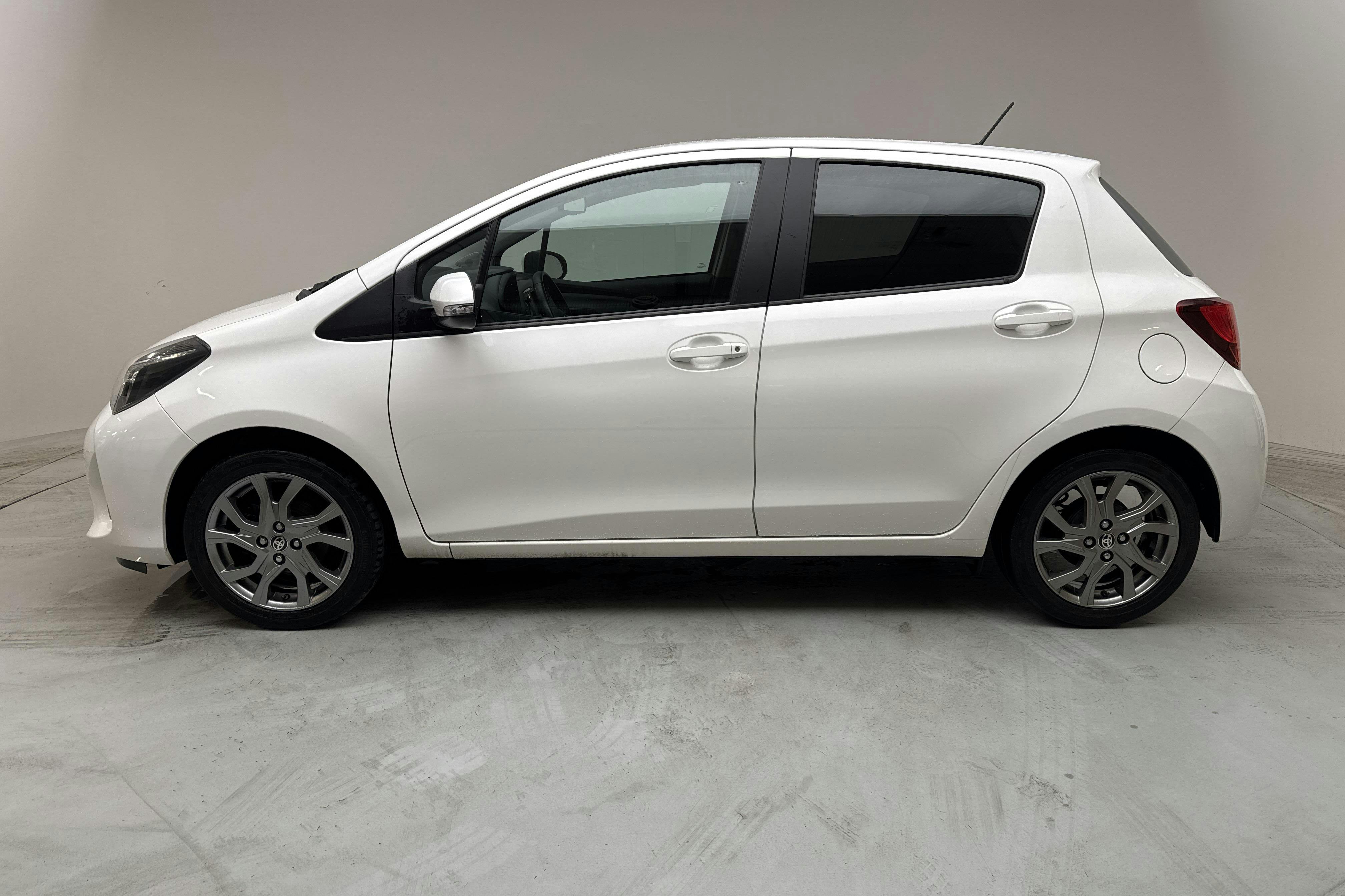 Toyota Yaris 1.33 5dr (100hk) - 13 152 mil - Manuell - vit - 2016