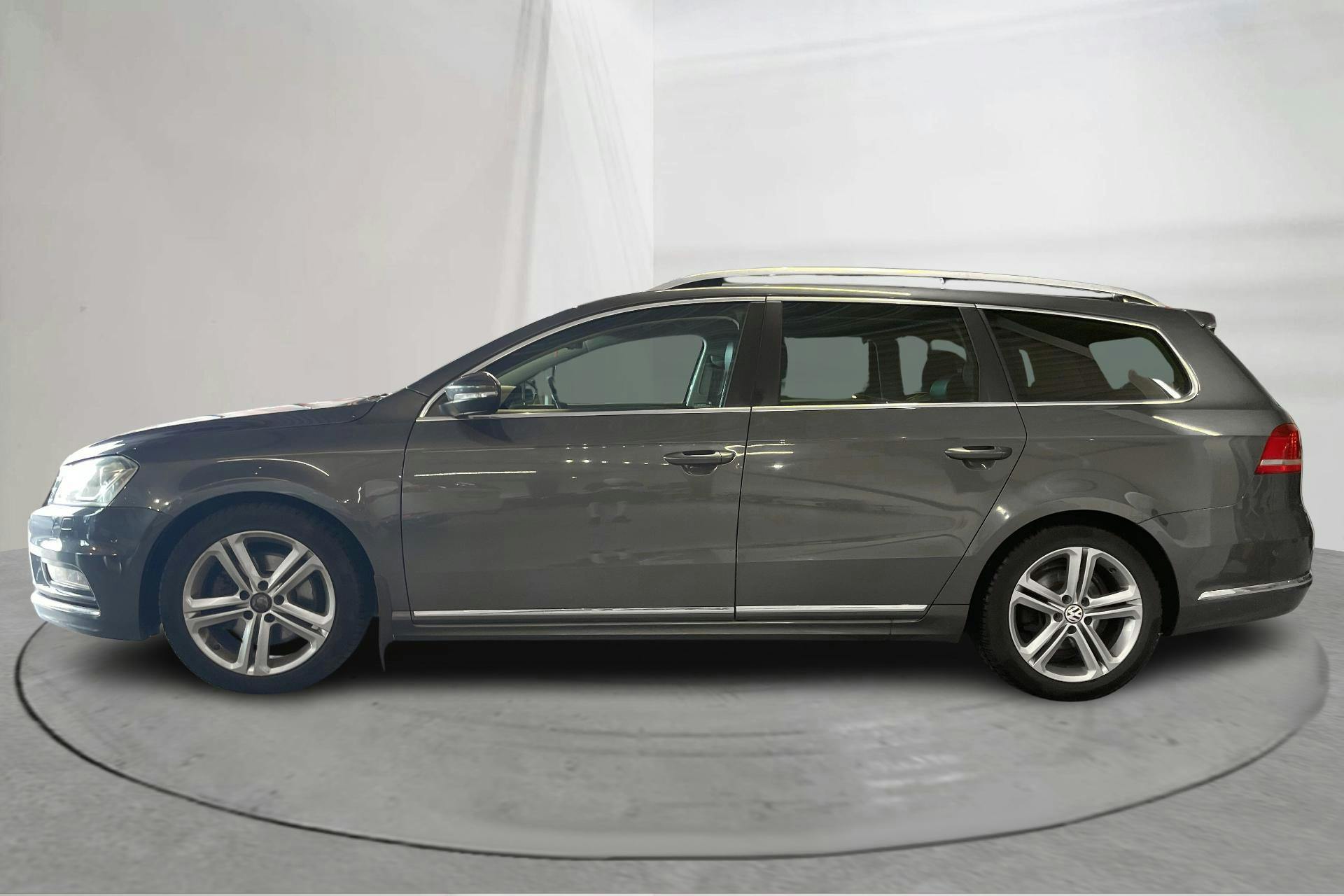 Presentationsfoto 2 av 14: VW Passat 2.0 TDI BlueMotion Technology Variant 4Motion (170hk) - 16 955 mil - Automat - Light Grey - 2013