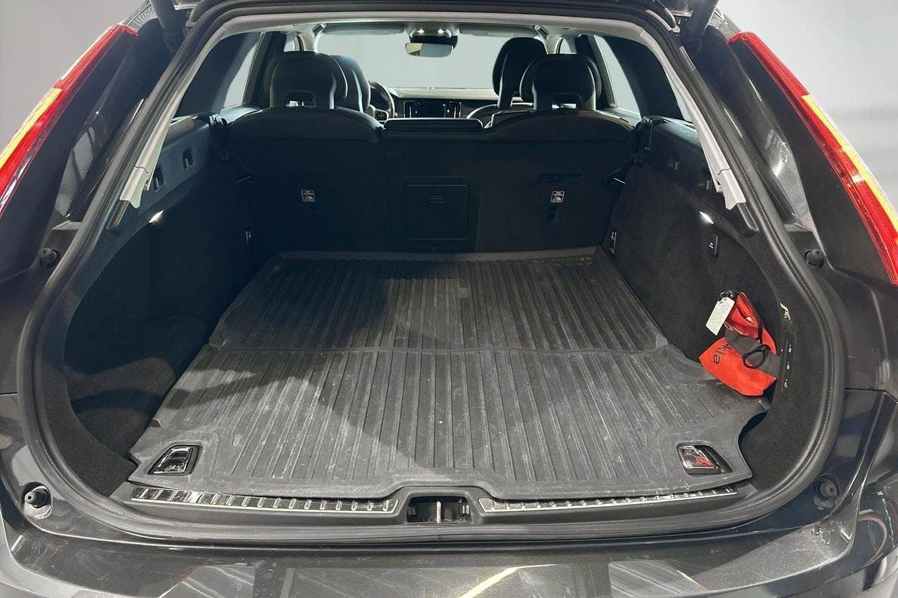 Volvo V90 D4 Cross Country AWD (190hk) - 18 014 mil - Automat - grå - 2018