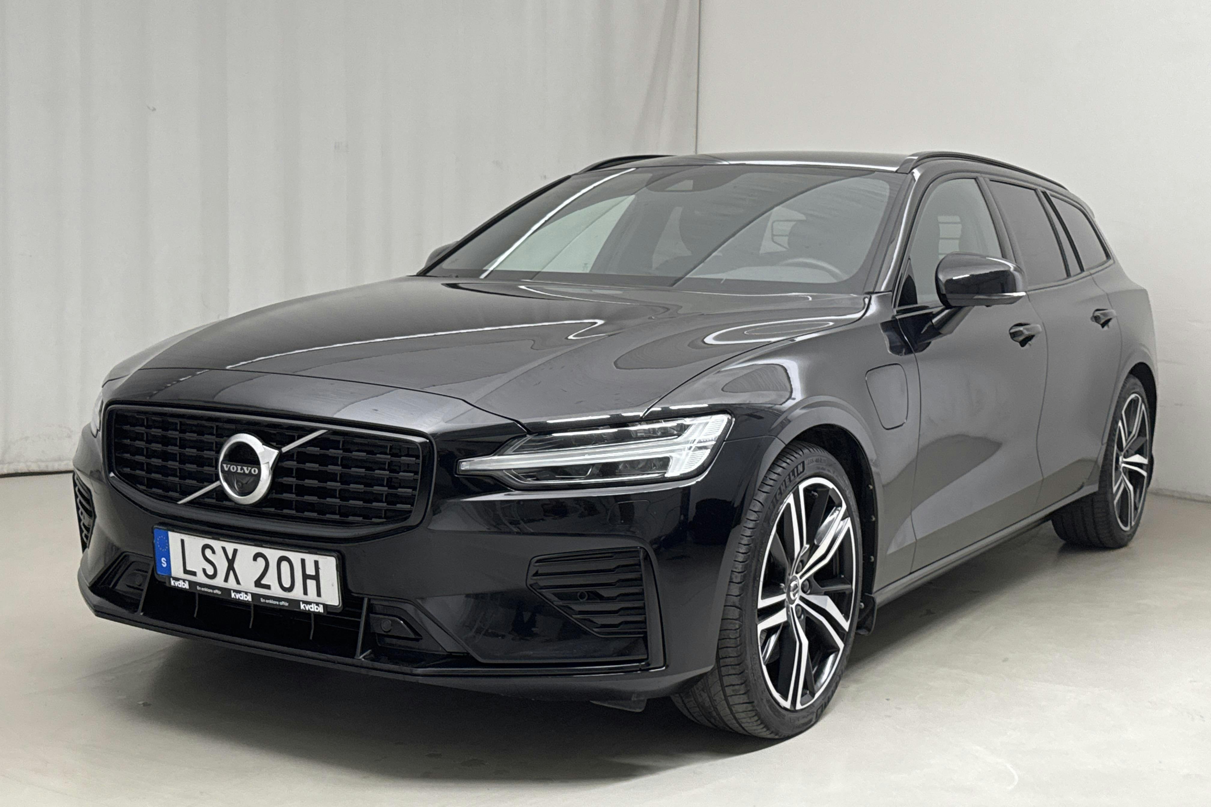 Volvo V60 T6 AWD Twin Engine (340hk) - 5 808 mil - Automat - svart - 2021