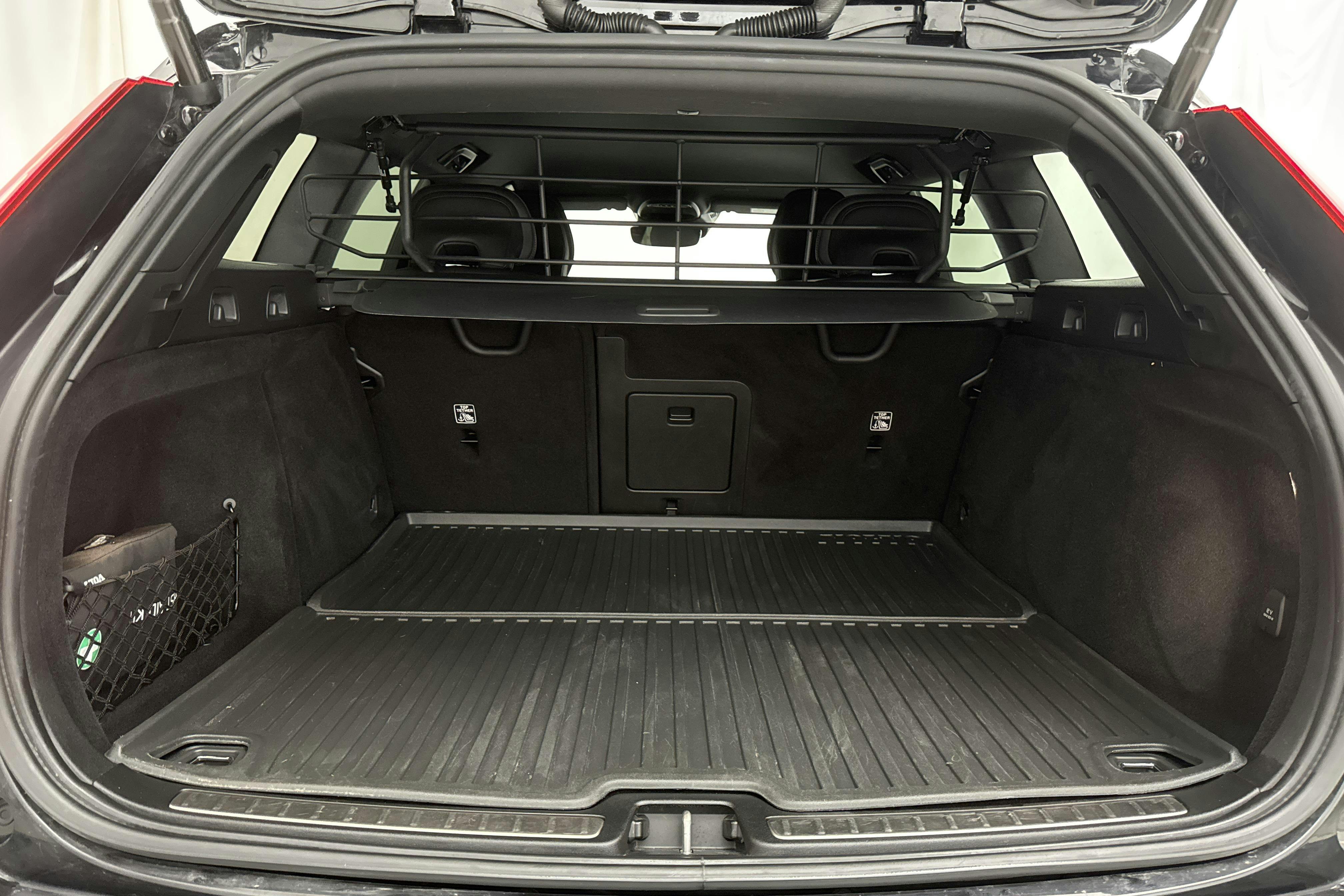 Volvo V60 T6 AWD Twin Engine (340hk) - 5 808 mil - Automat - svart - 2021