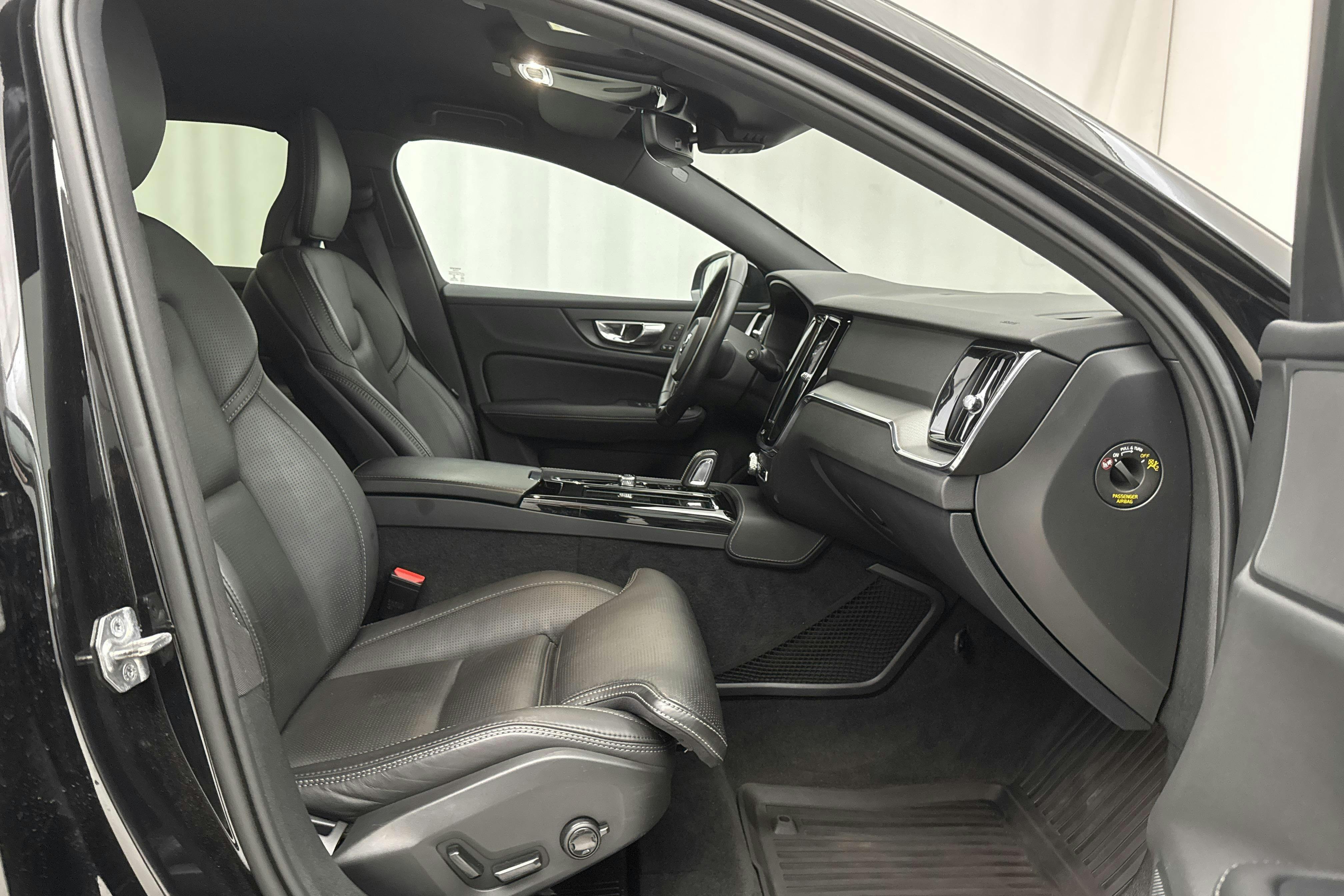 Volvo V60 T6 AWD Twin Engine (340hk) - 5 808 mil - Automat - svart - 2021