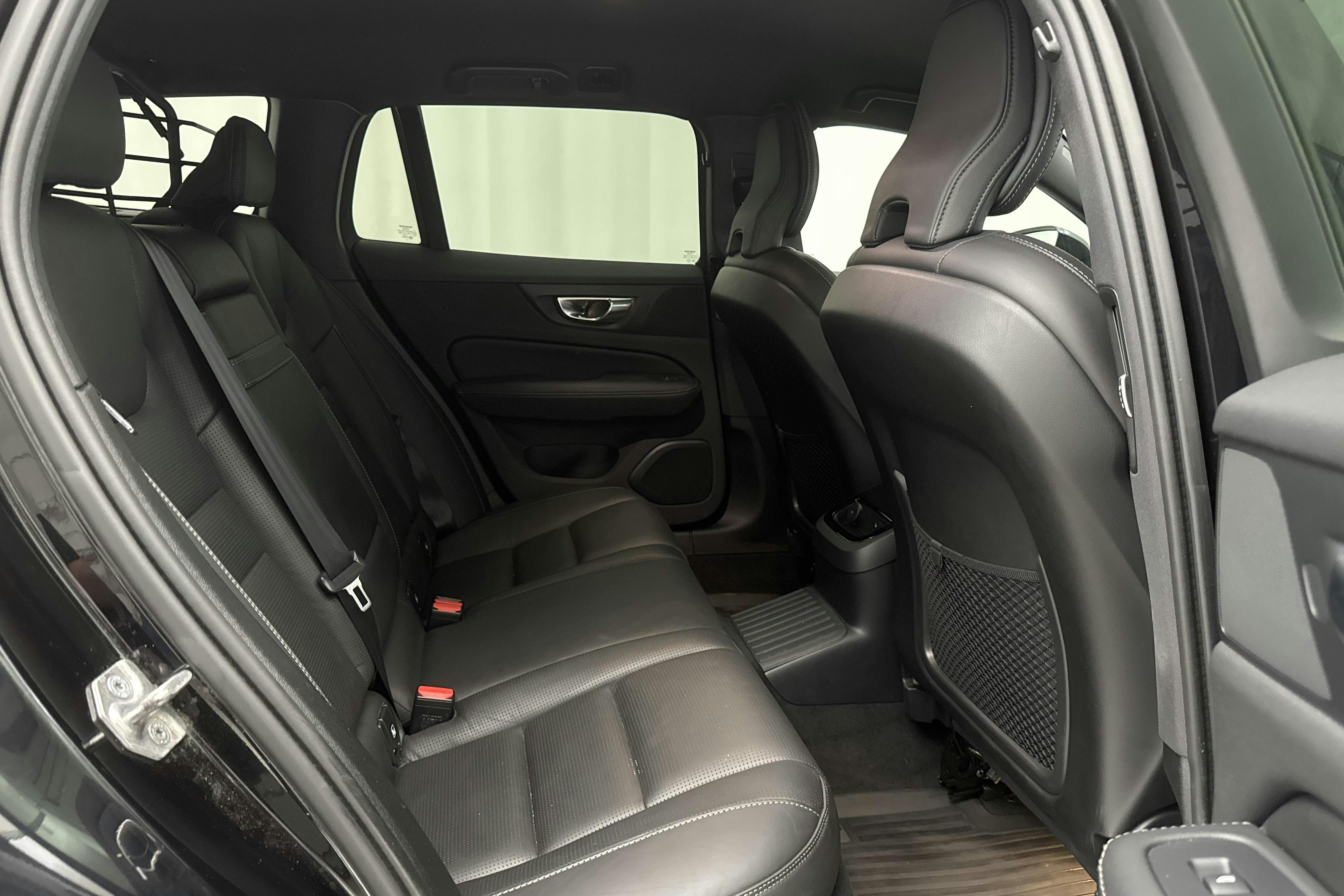 Volvo V60 T6 AWD Twin Engine (340hk) - 5 808 mil - Automat - svart - 2021