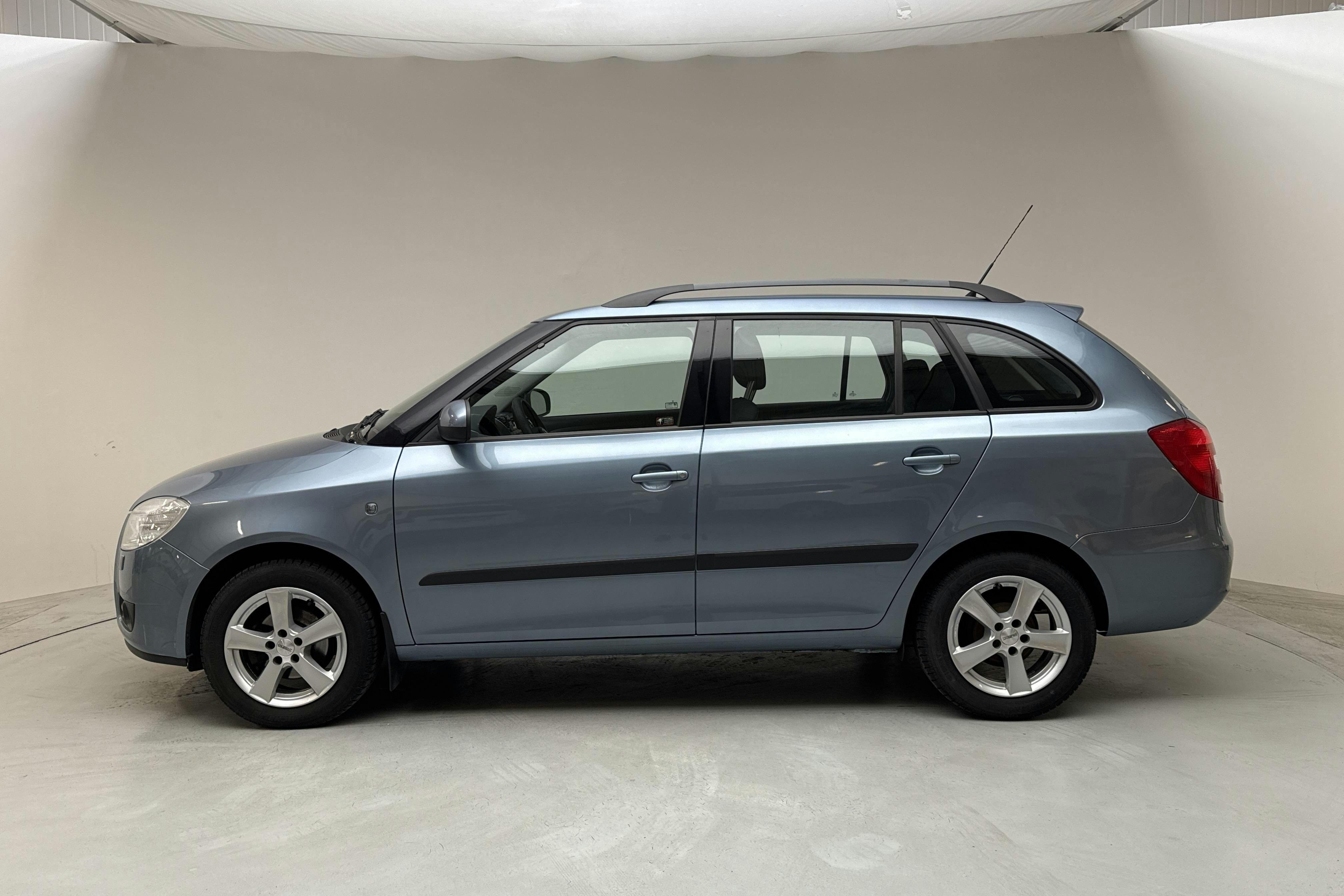 Esitlusfoto 2 aadressil 11: Skoda Fabia 1.2 Combi (70hk) - 102 650 km - Käsitsi - Light Grey - 2010