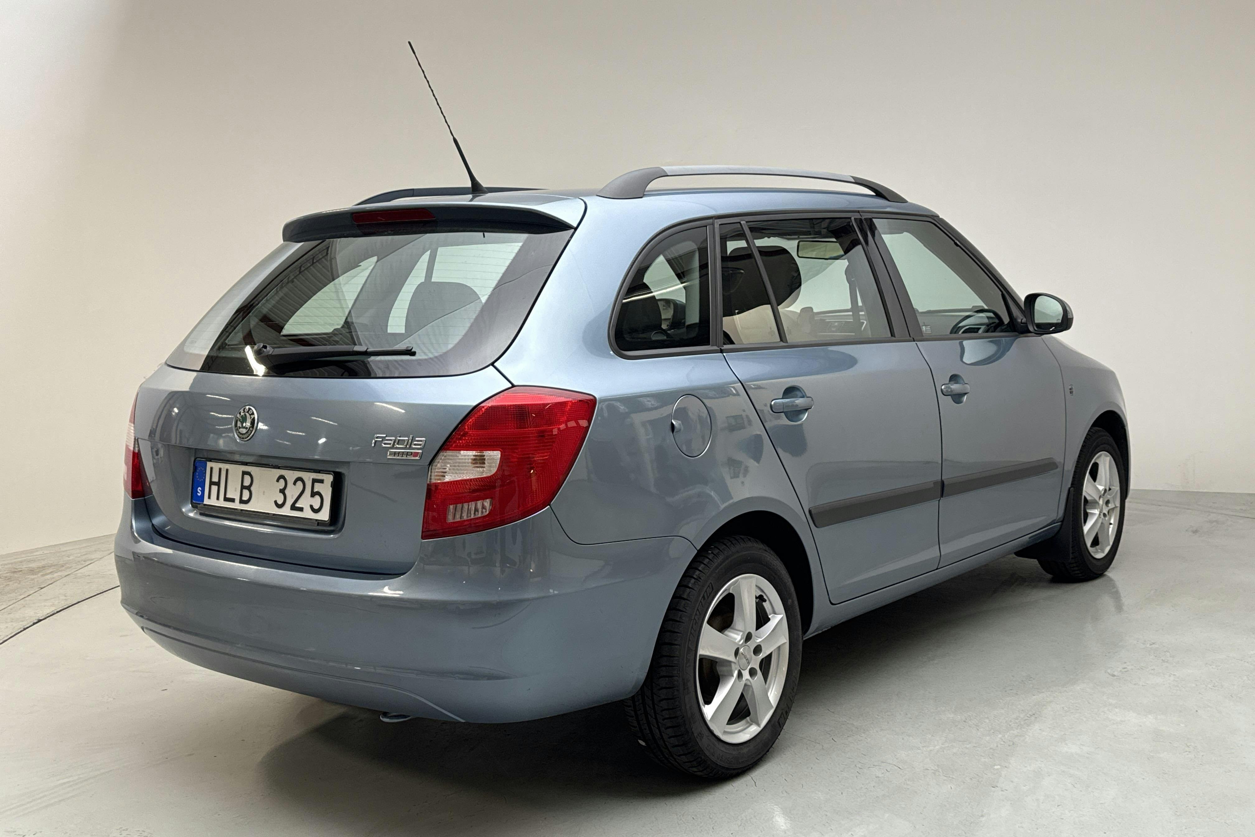 Skoda Fabia 1.2 Combi (70hk) - 102 650 km - Käsitsi - Light Grey - 2010