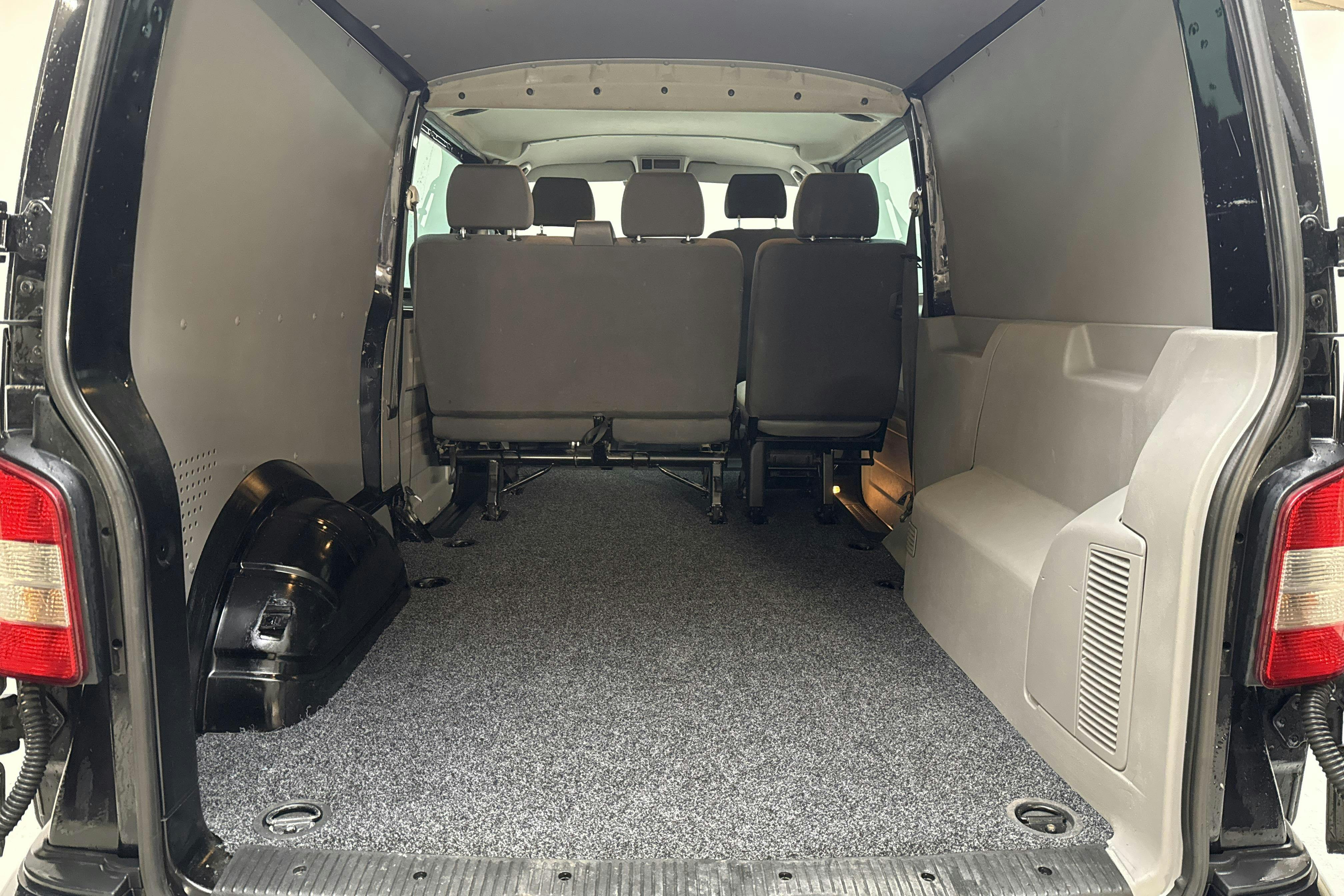 VW Transporter Kombi T5 2.0 TDI 4MOTION (180hk) - 23 830 mil - Automat - svart - 2014