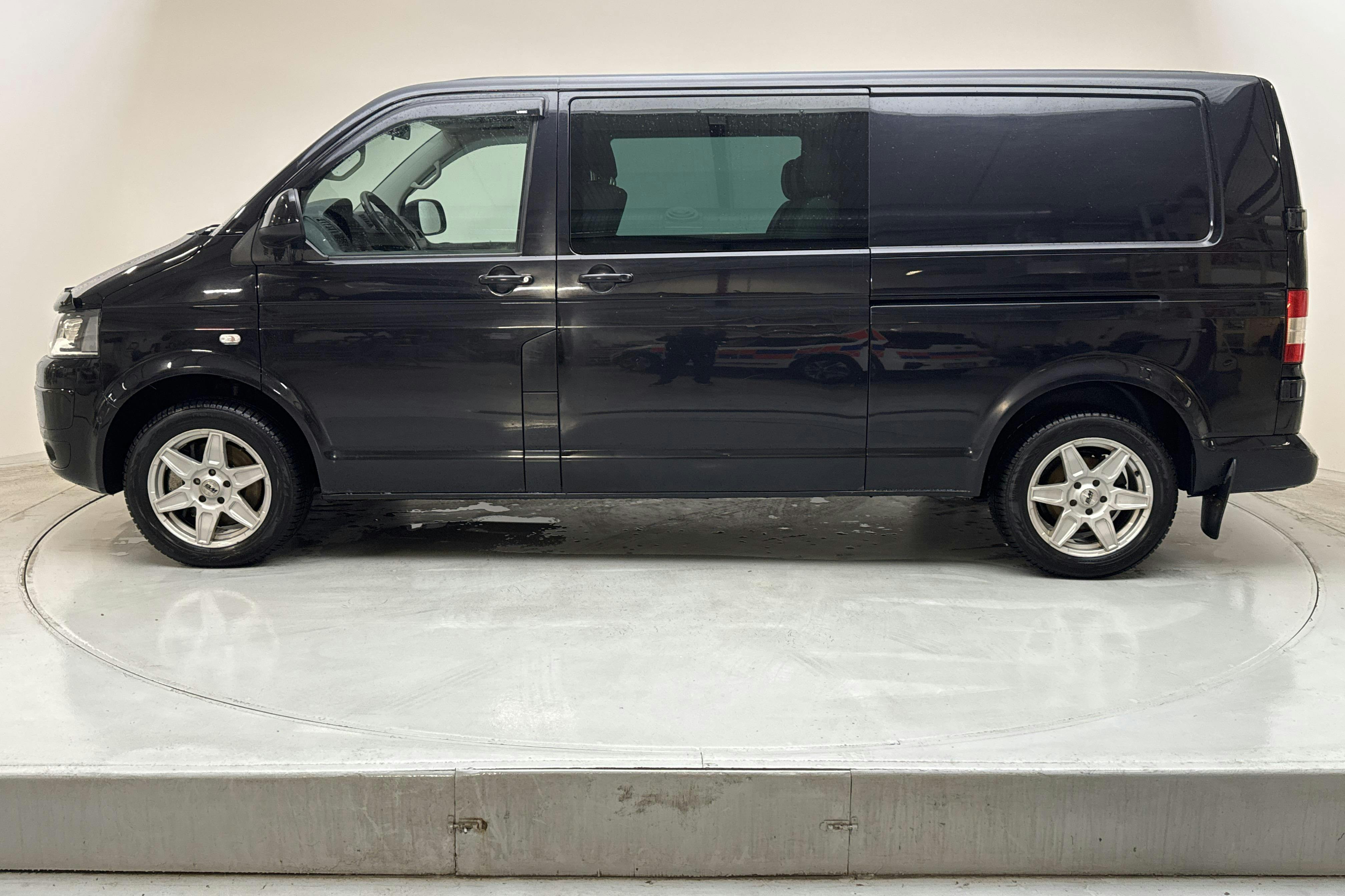 VW Transporter Kombi T5 2.0 TDI 4MOTION (180hk) - 23 830 mil - Automat - svart - 2014