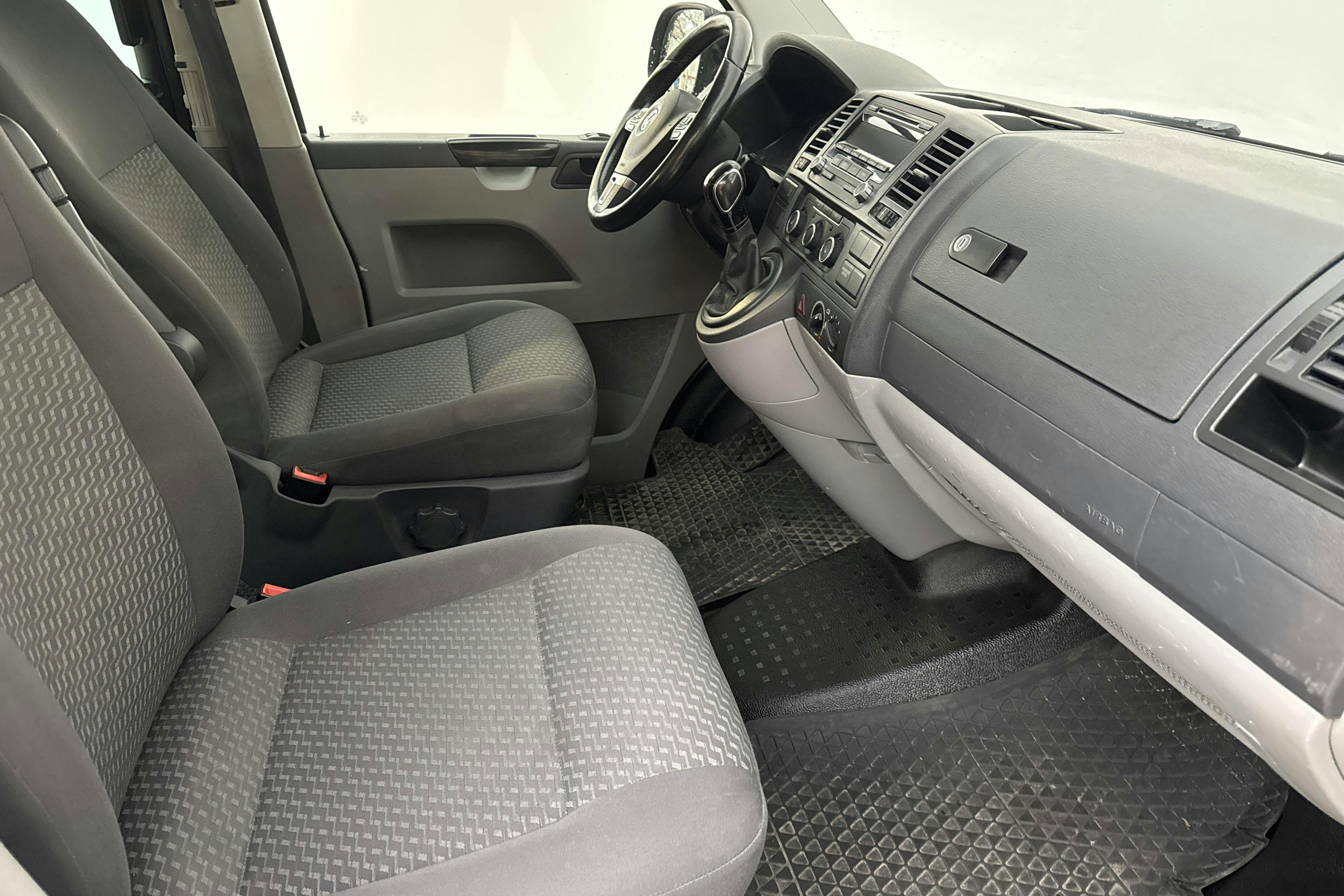 VW Transporter Kombi T5 2.0 TDI 4MOTION (180hk) - 23 830 mil - Automat - svart - 2014