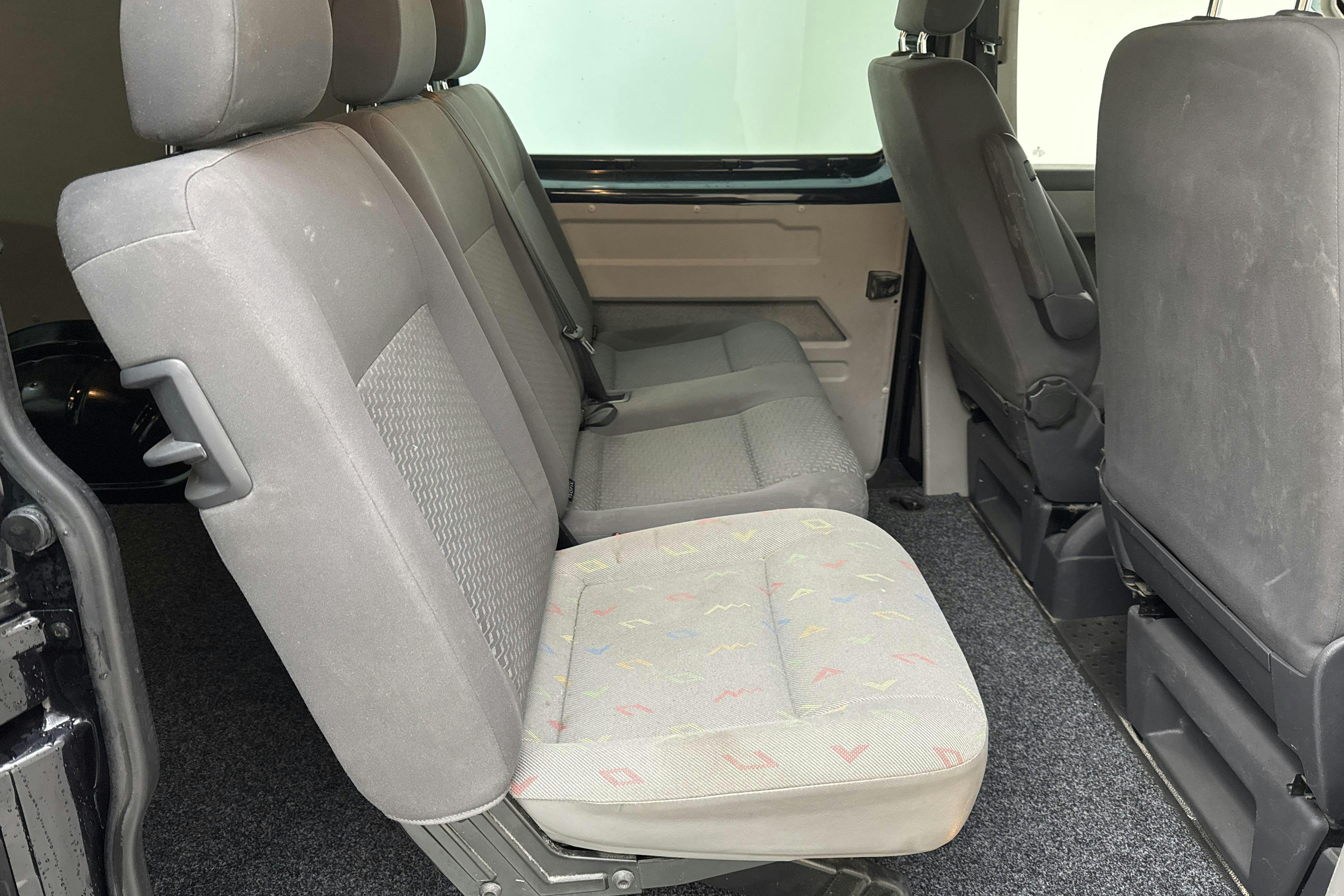 VW Transporter Kombi T5 2.0 TDI 4MOTION (180hk) - 23 830 mil - Automat - svart - 2014