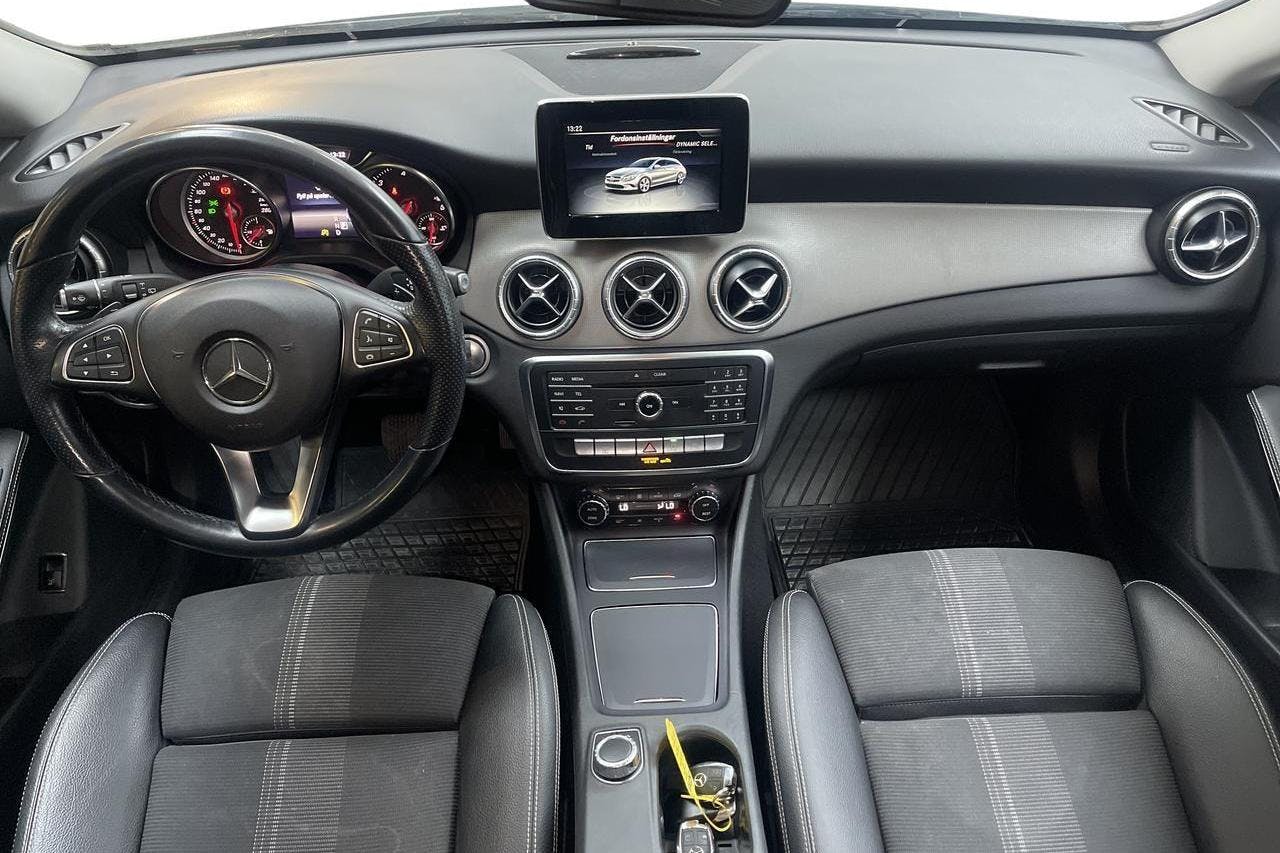 Mercedes CLA 220 d 4MATIC Shooting Brake X117 (170hk) - 12 005 mil - Automat - vit - 2019