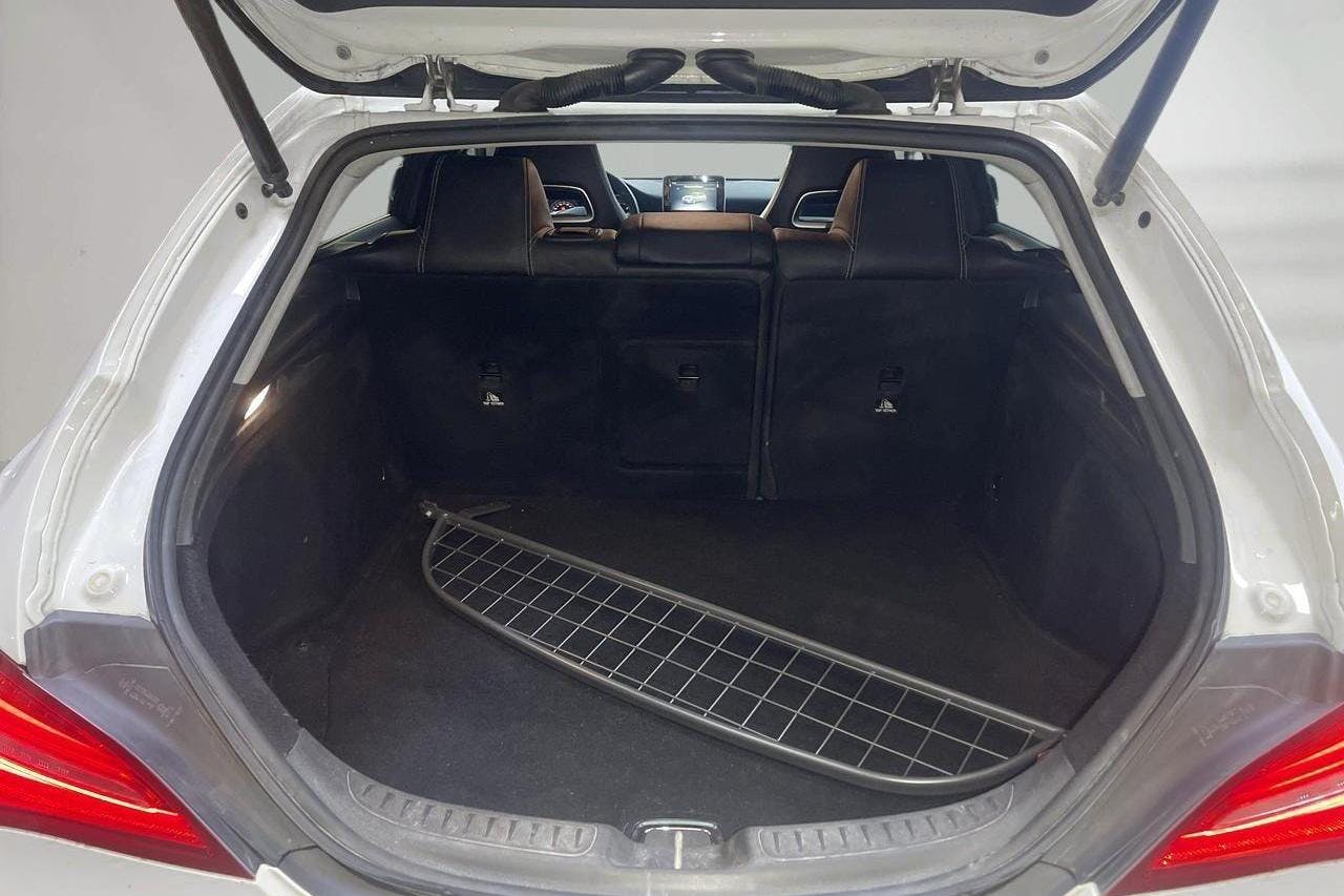 Mercedes CLA 220 d 4MATIC Shooting Brake X117 (170hk) - 12 005 mil - Automat - vit - 2019