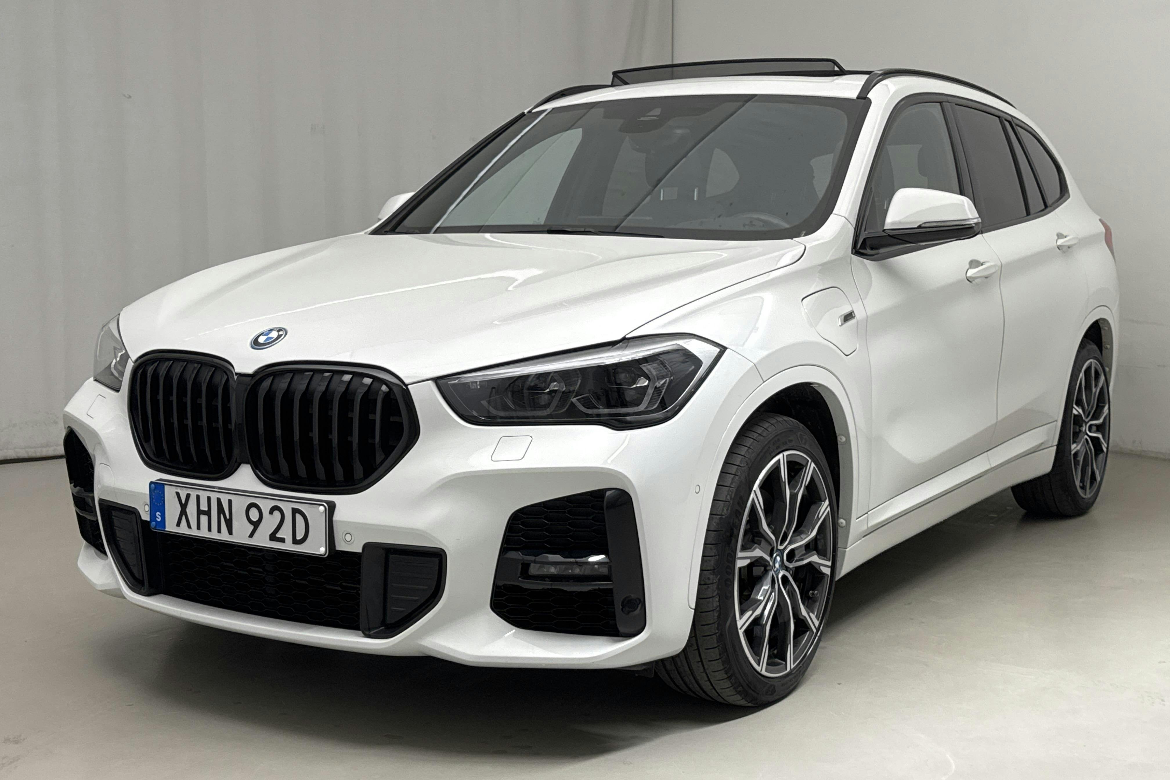 BMW X1 xDrive25e 9,7 kWh LCI, F48 (220hk) - 4 043 mil - Automat - vit - 2022