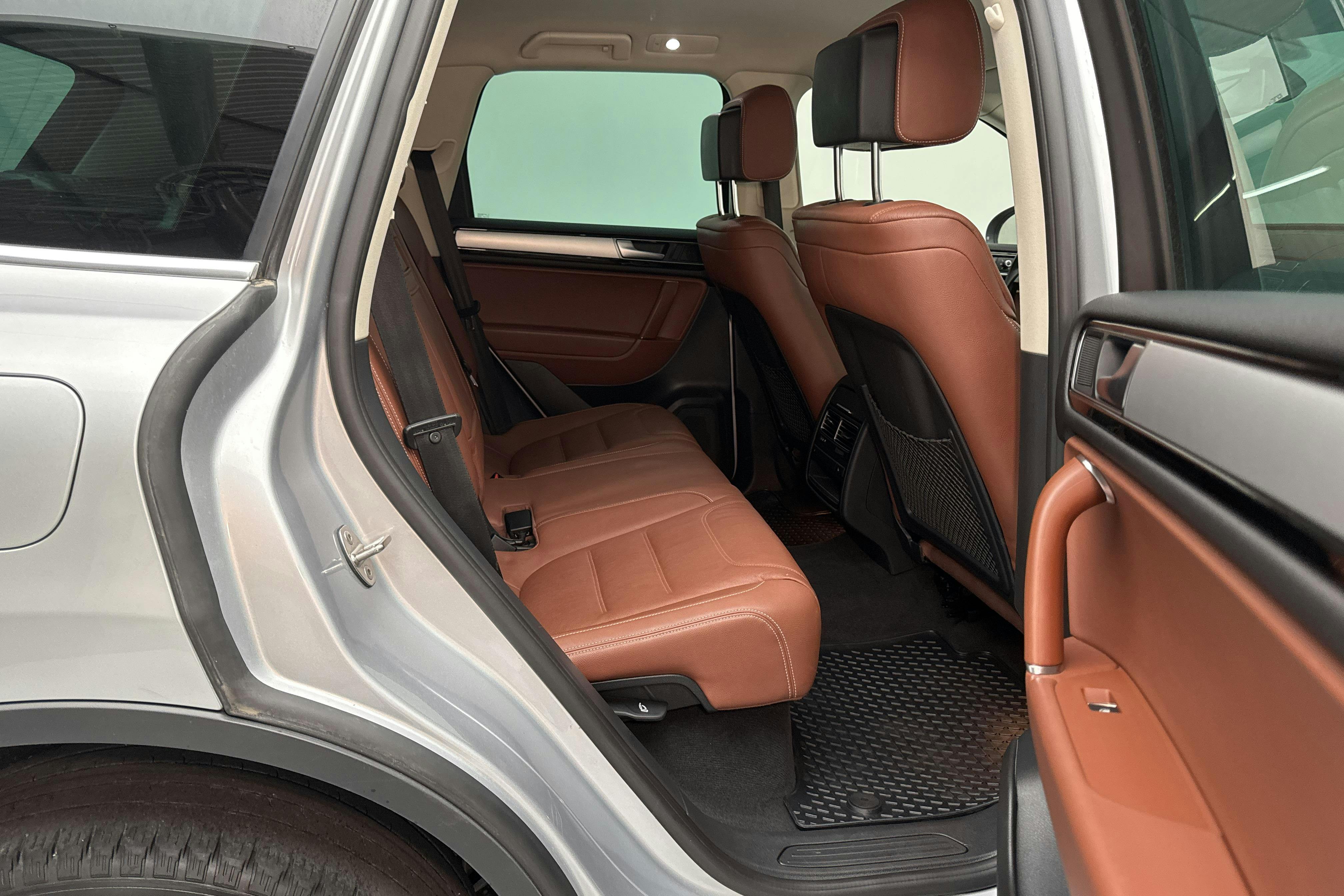 VW Touareg 3.0 TDI BlueMotion Technology (204hk) - 12 350 mil - Automat - silver - 2016