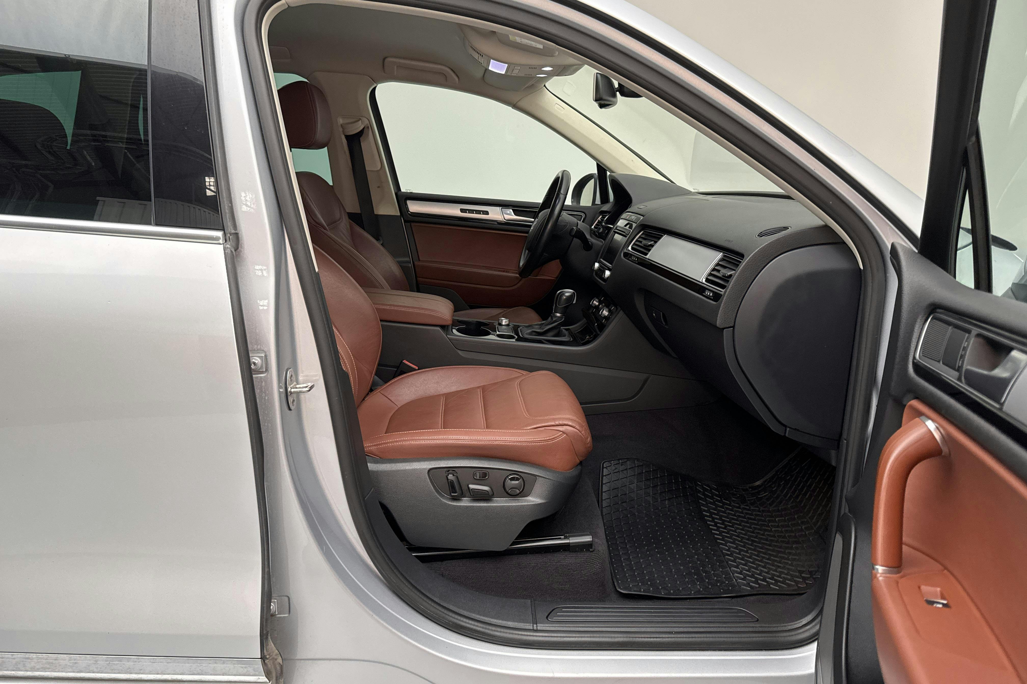 VW Touareg 3.0 TDI BlueMotion Technology (204hk) - 12 350 mil - Automat - silver - 2016