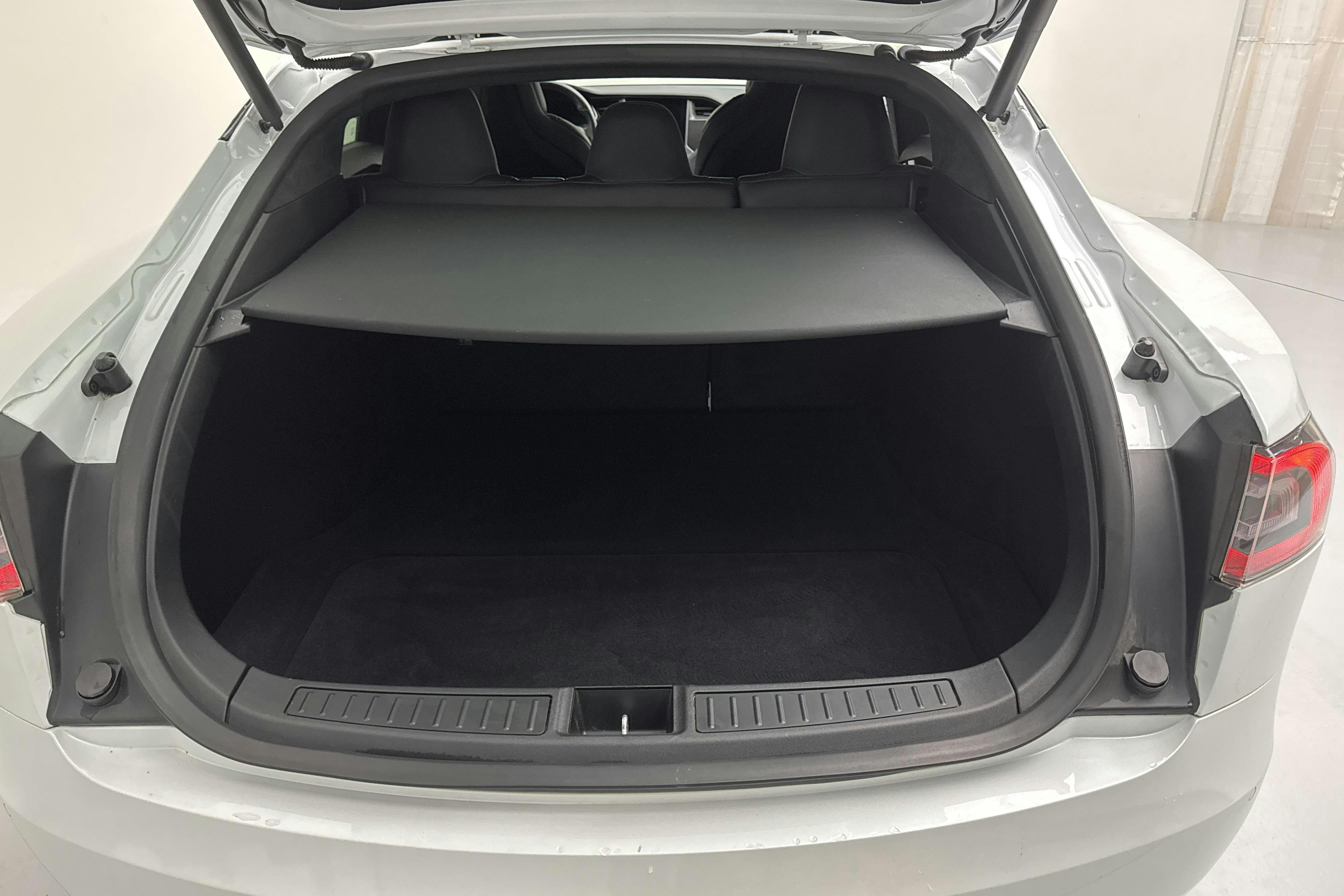 Tesla Model S Dual Motor Performance AWD - 5 290 mil - Automat - vit - 2019