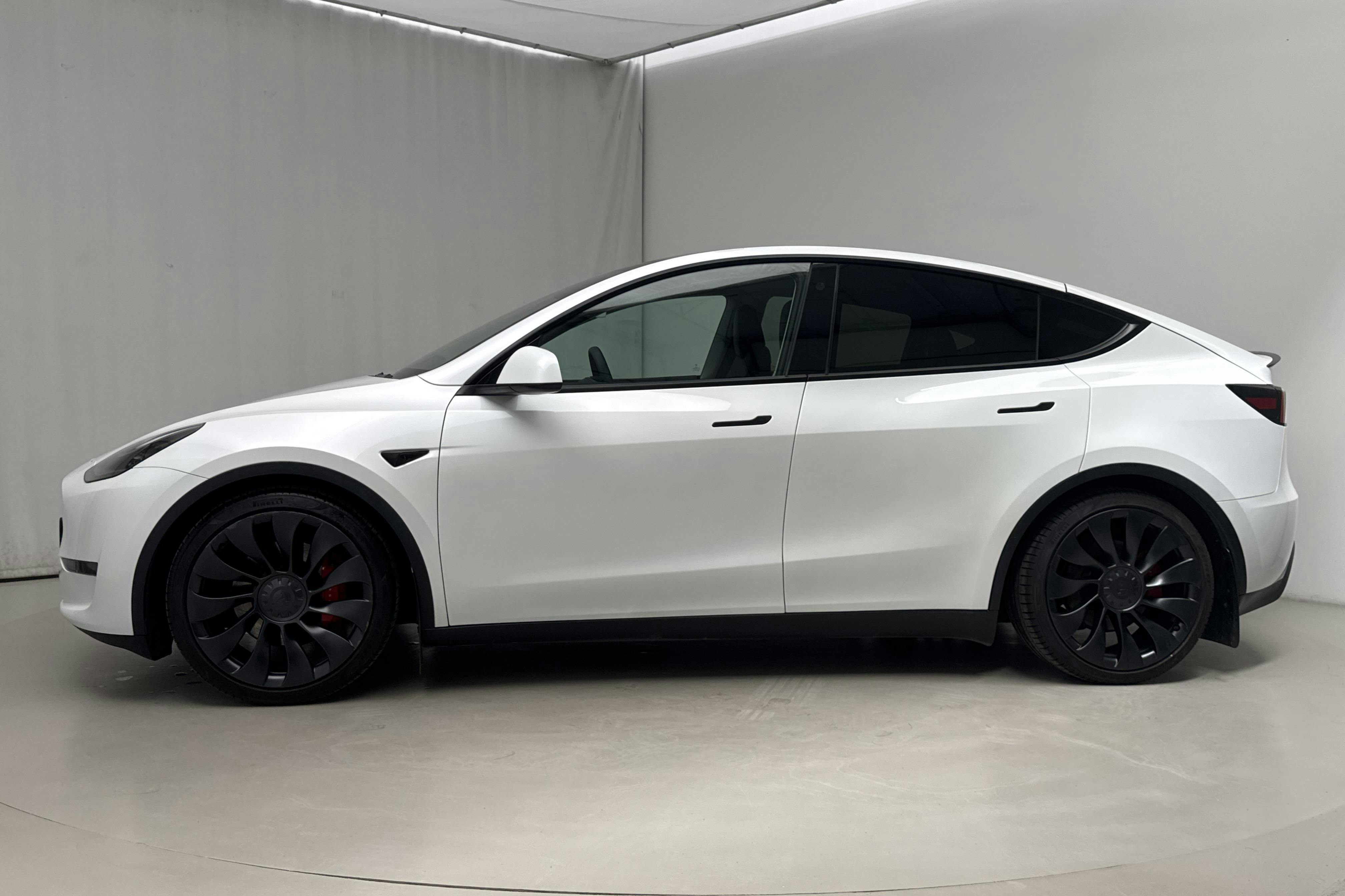Presentation photo 2 of 20: Tesla Model Y Performance Dual Motor AWD - 42 310 km - Automatic - white - 2023