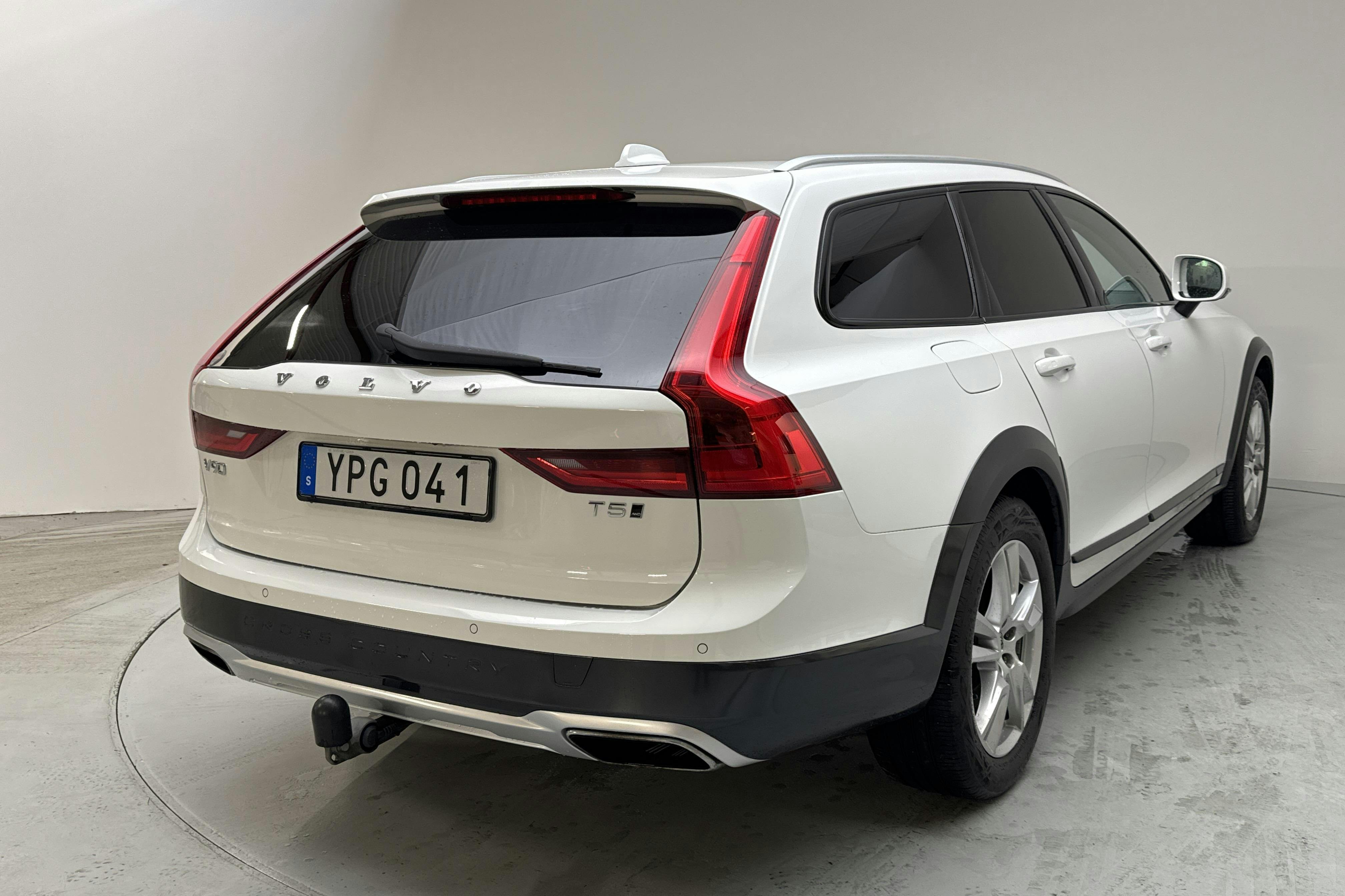 Volvo V90 T5 Cross Country AWD (254hk) - 21 653 mil - Automat - vit - 2018