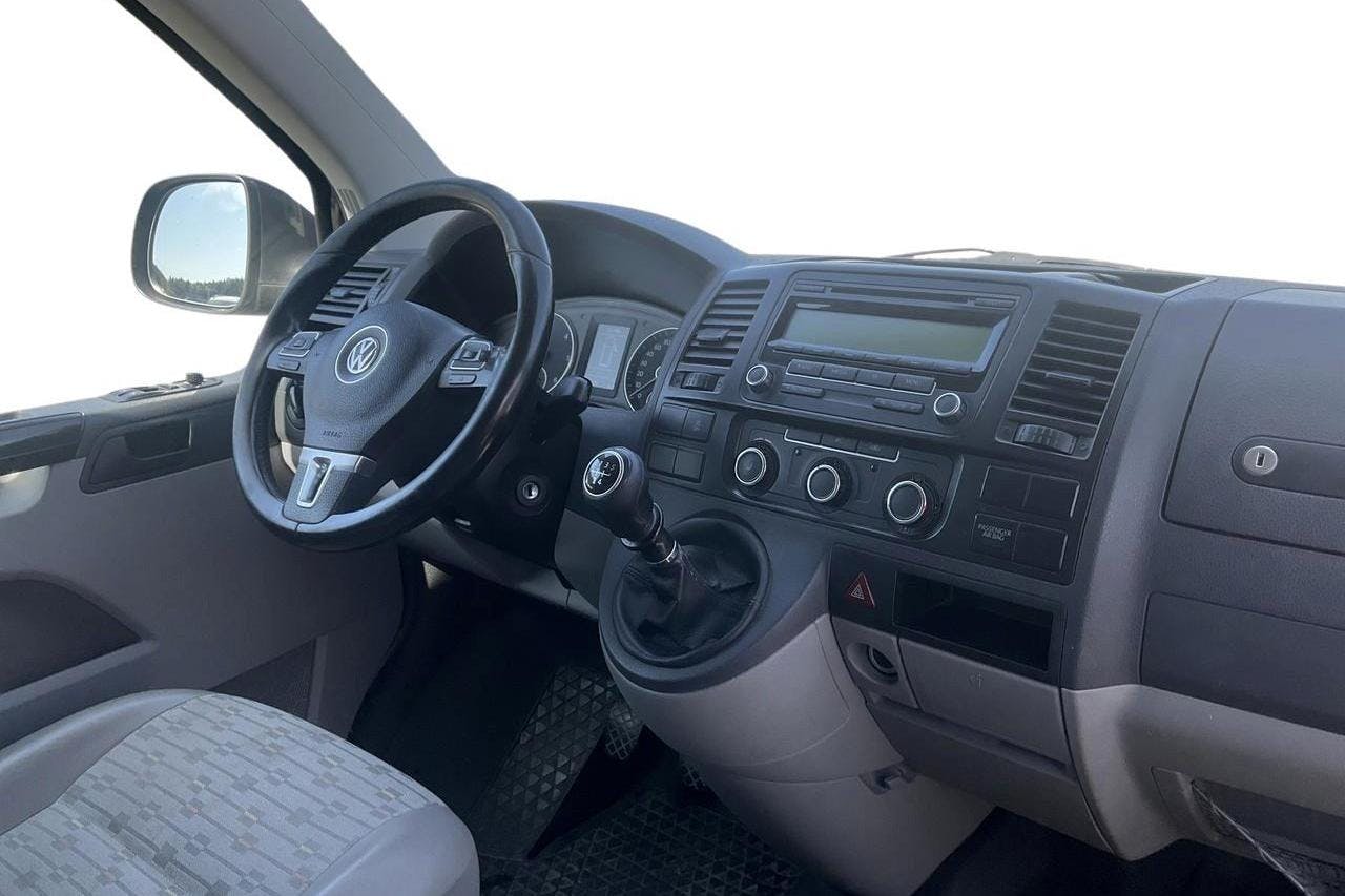VW Transporter T5 2.0 TDI (102hk) - 137 100 km - Käsitsi - must - 2011
