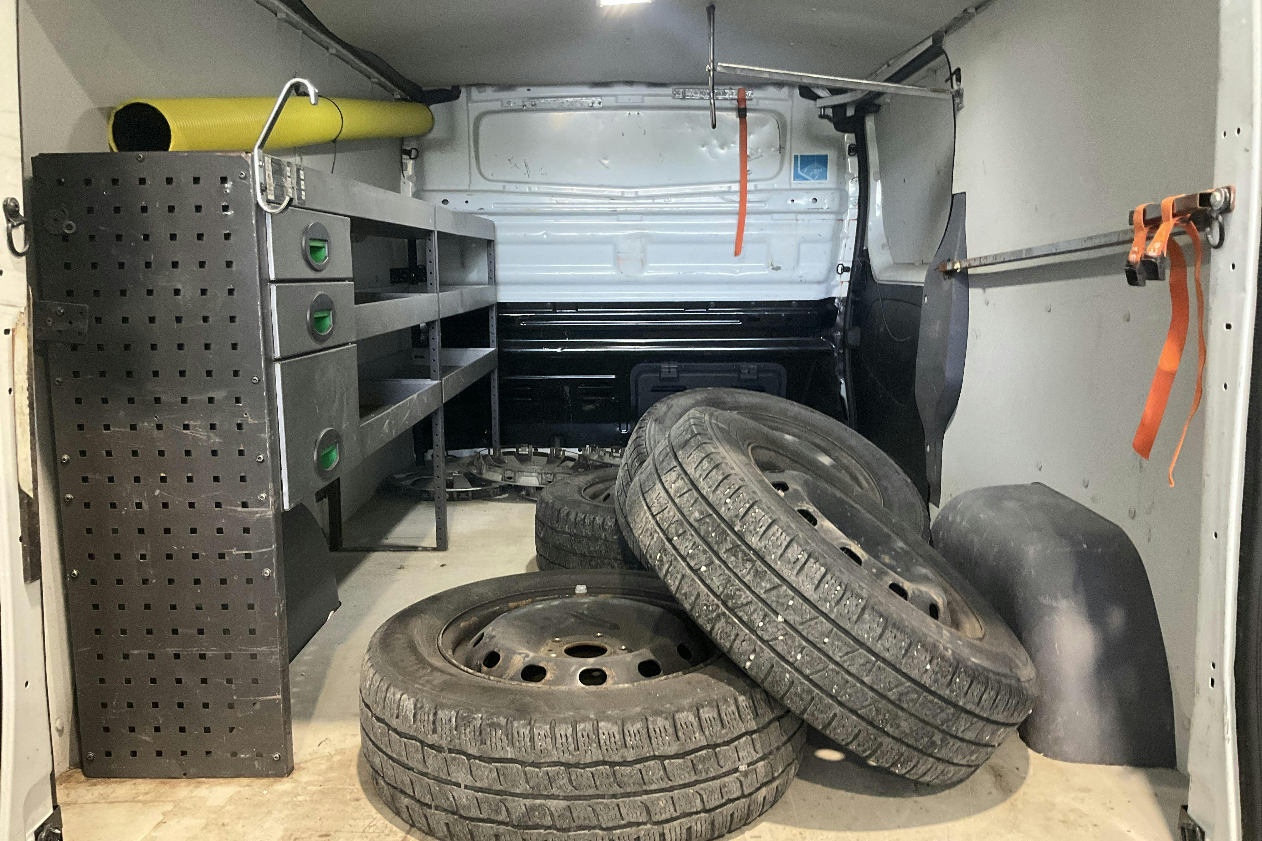Renault Trafic 2.0 dCi Skåp (170hk) - 18 950 mil - Automat - vit - 2020