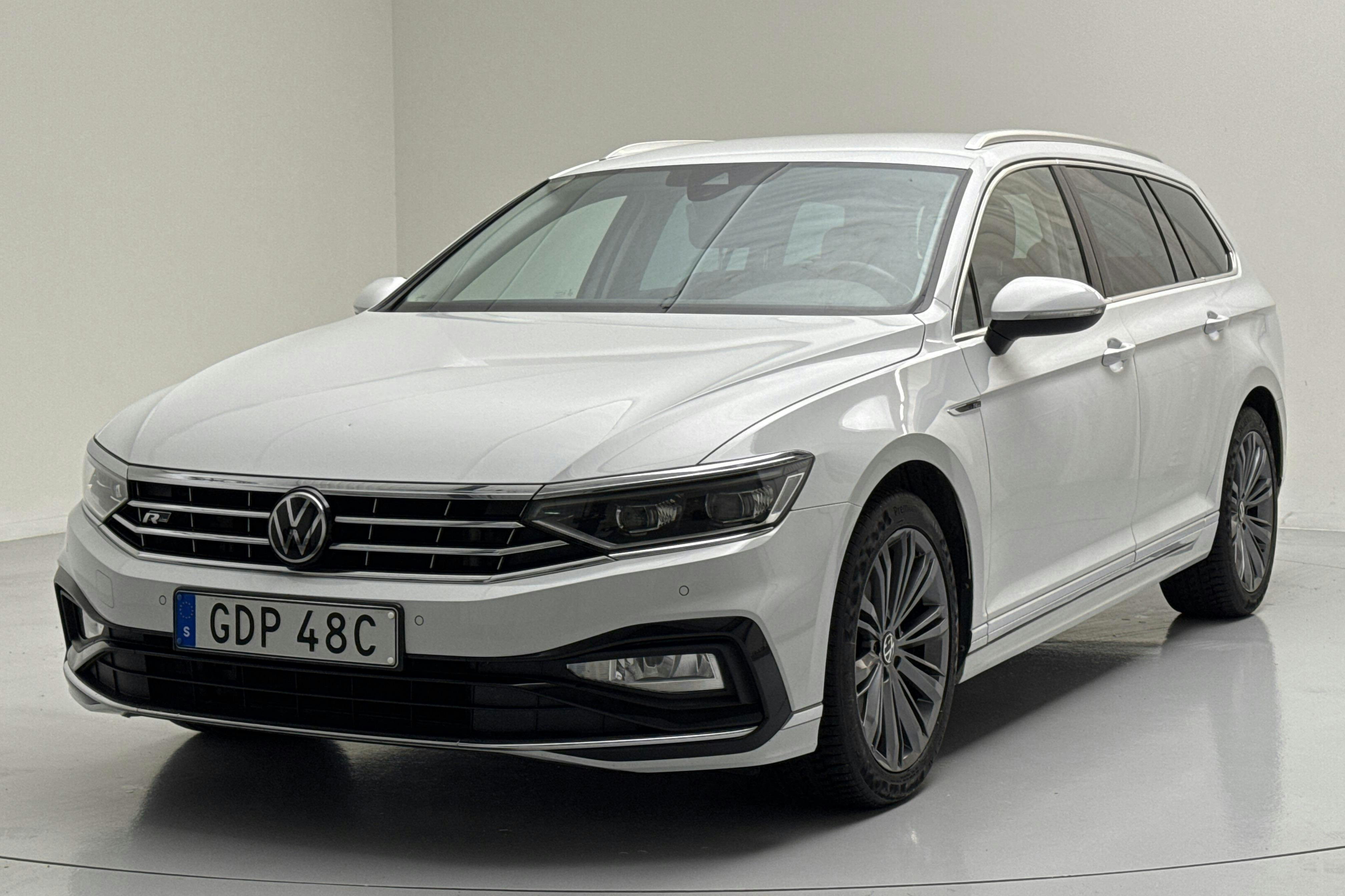 VW Passat 2.0 TDI Sportscombi 4Motion (200hk) - 9 297 mil - Automat - vit - 2022