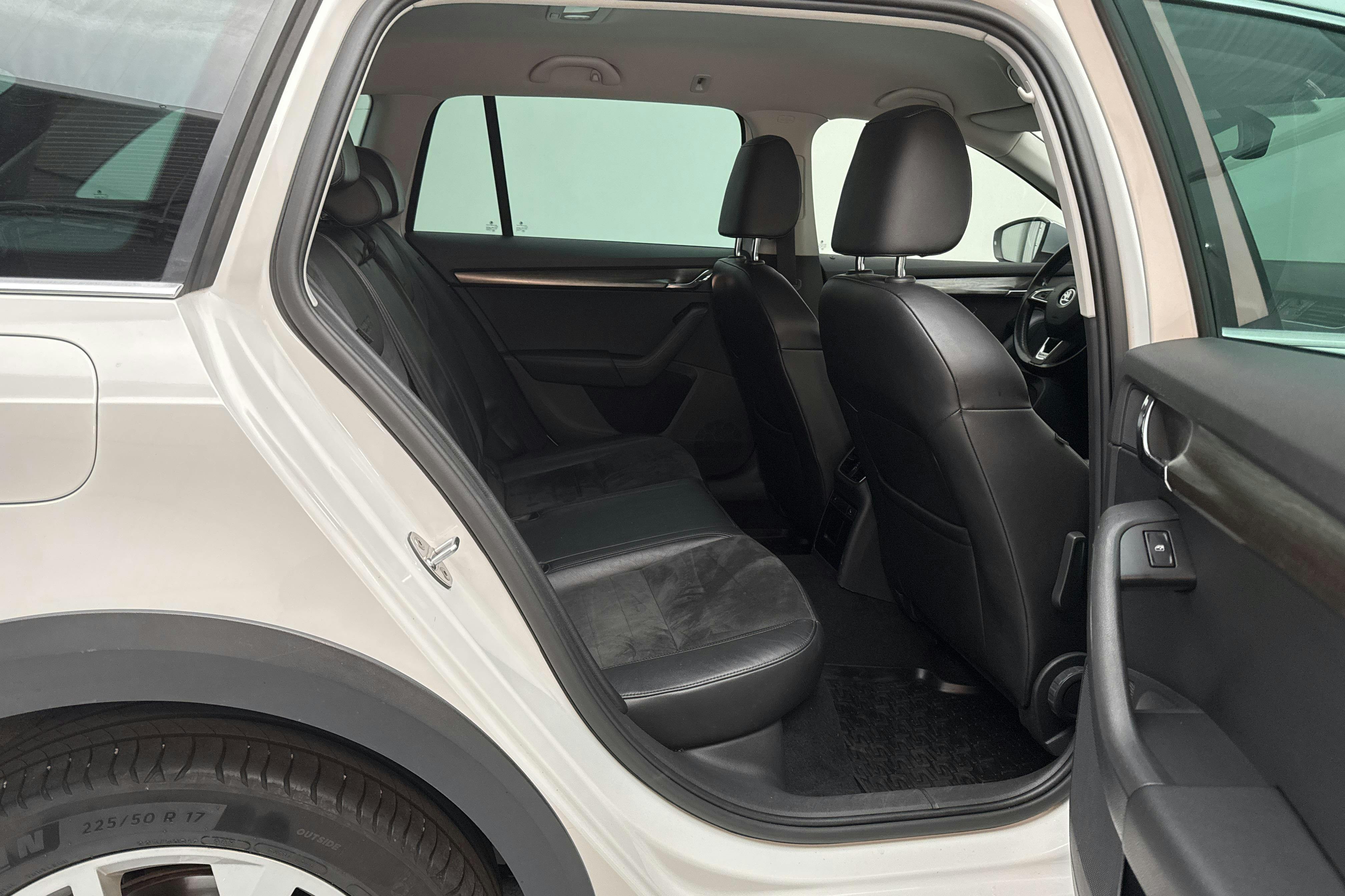 Skoda Octavia Scout II 2.0 TDI 4X4 (184hk) - 18 862 mil - Automat - vit - 2016