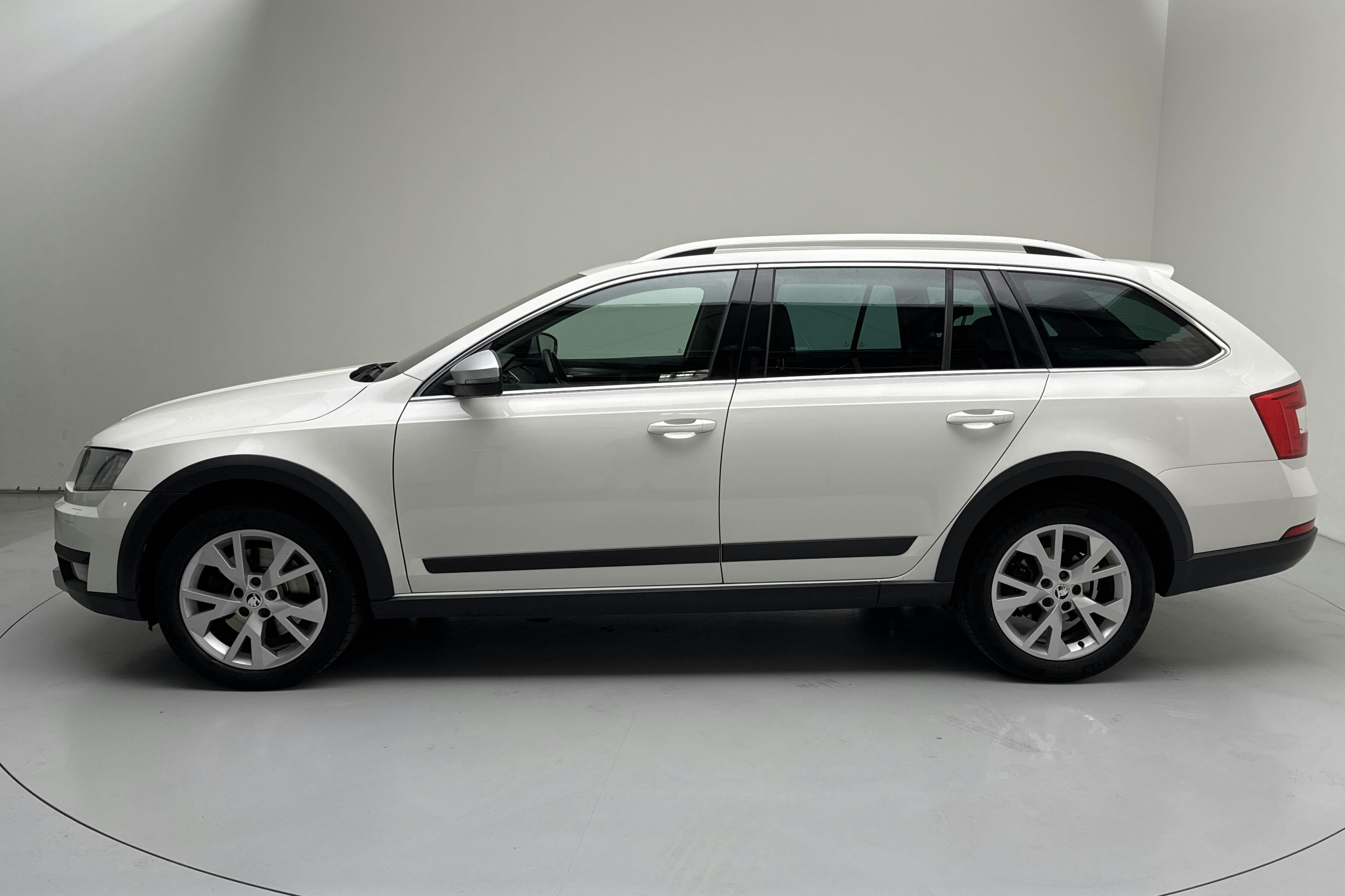 Skoda Octavia Scout II 2.0 TDI 4X4 (184hk) - 18 862 mil - Automat - vit - 2016