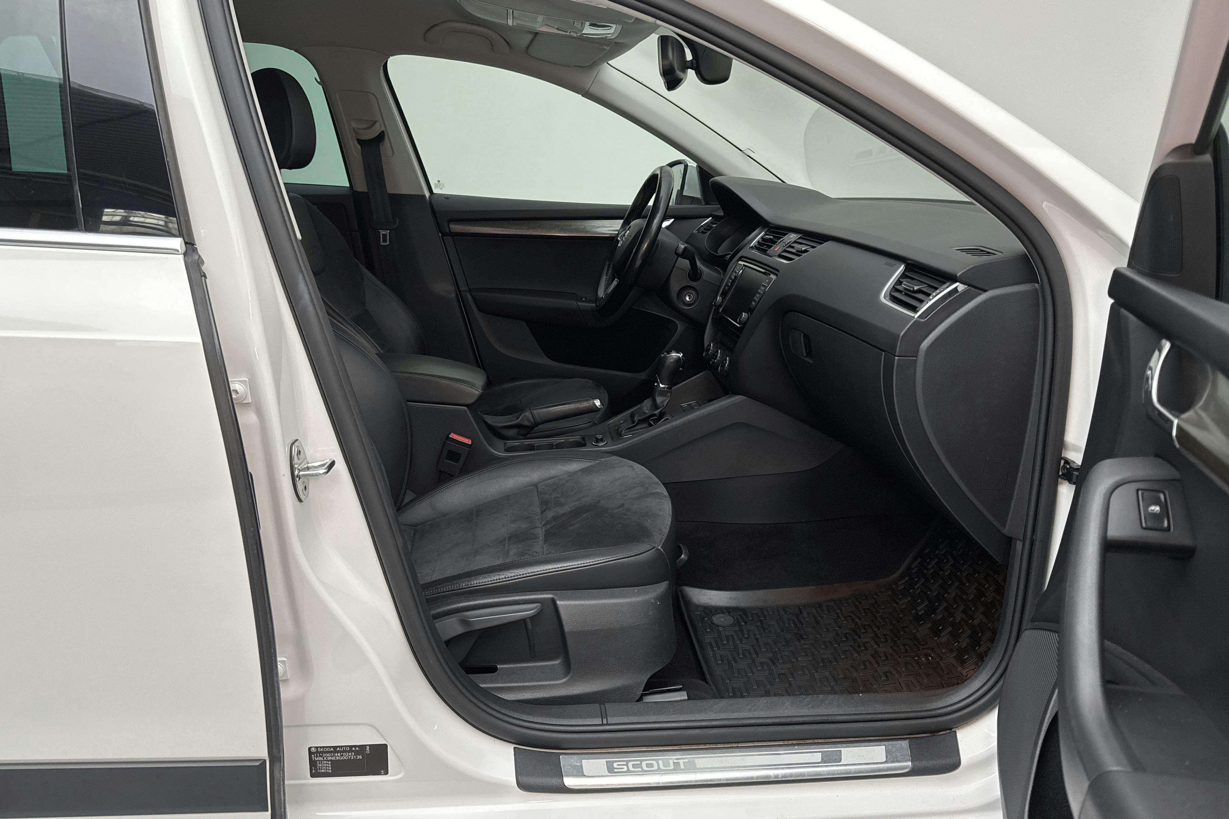 Skoda Octavia Scout II 2.0 TDI 4X4 (184hk) - 18 862 mil - Automat - vit - 2016