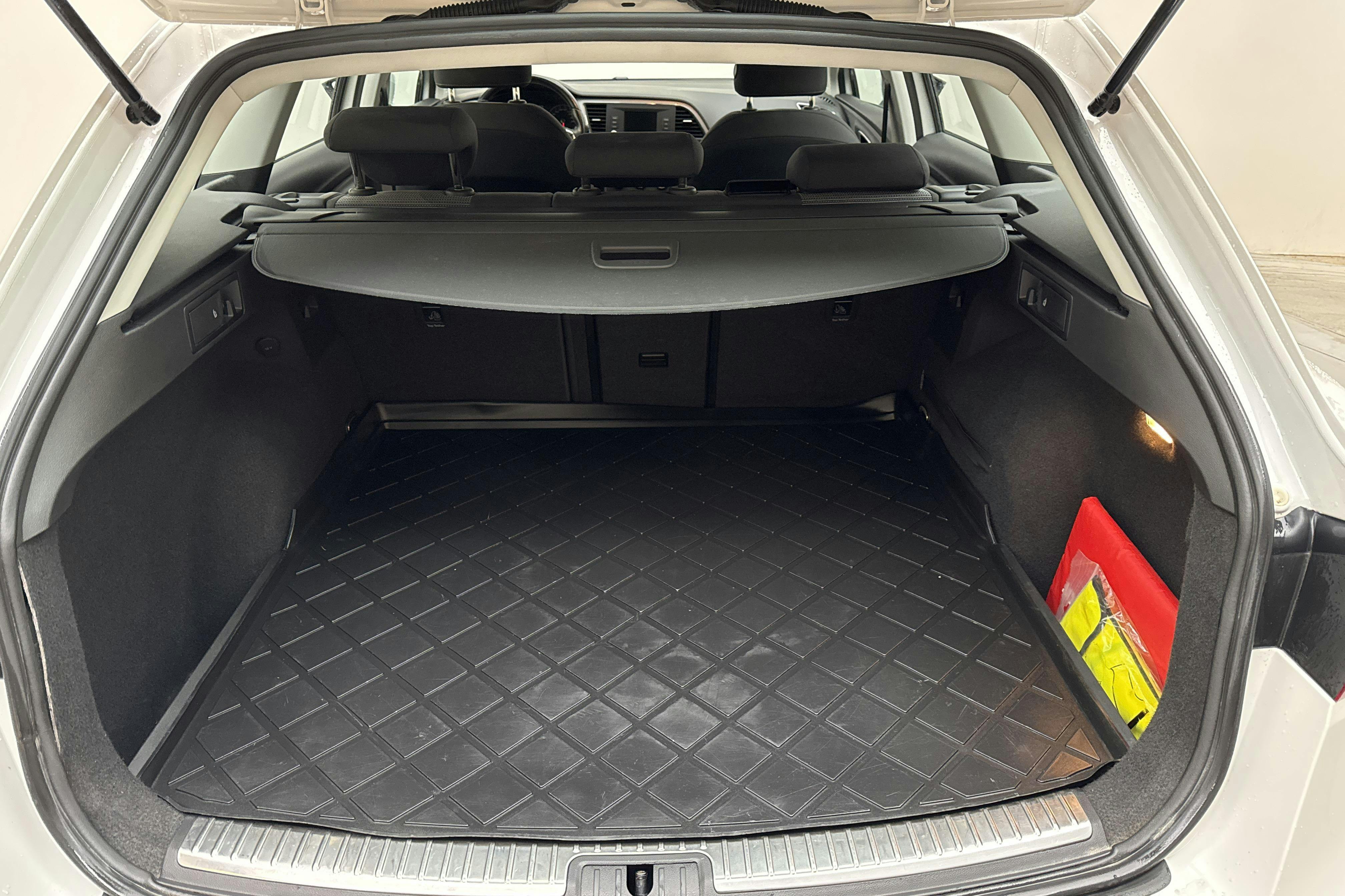 Seat Leon 1.0 TSI ST (115hk) - 24 355 mil - Automat - vit - 2019