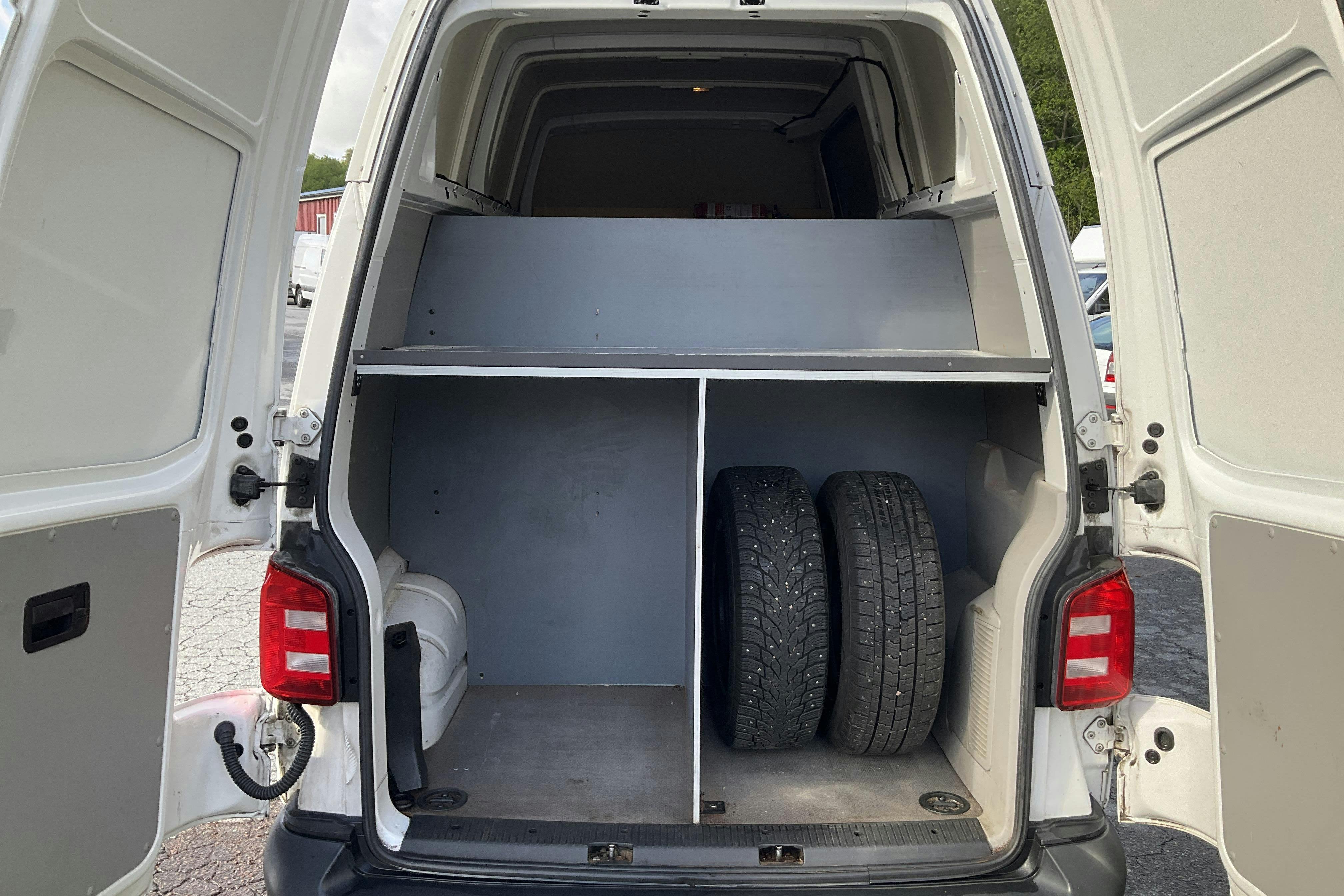 VW Transporter T6 2.0 TDI BMT Skåp (150hk) - 12 369 mil - Automat - vit - 2017