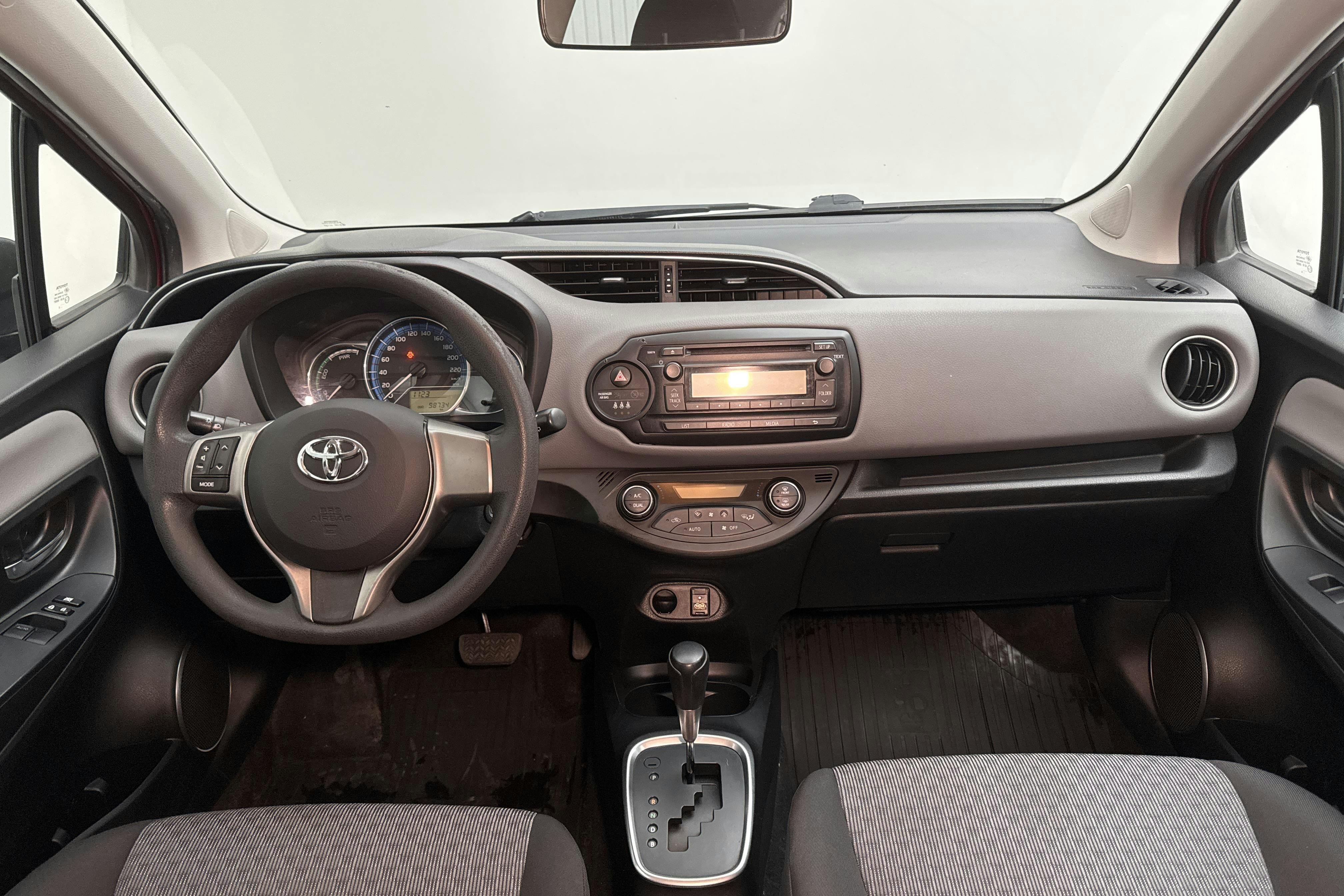 Toyota Yaris 1.5 HSD 5dr (75hk) - 9 874 mil - Automat - röd - 2015