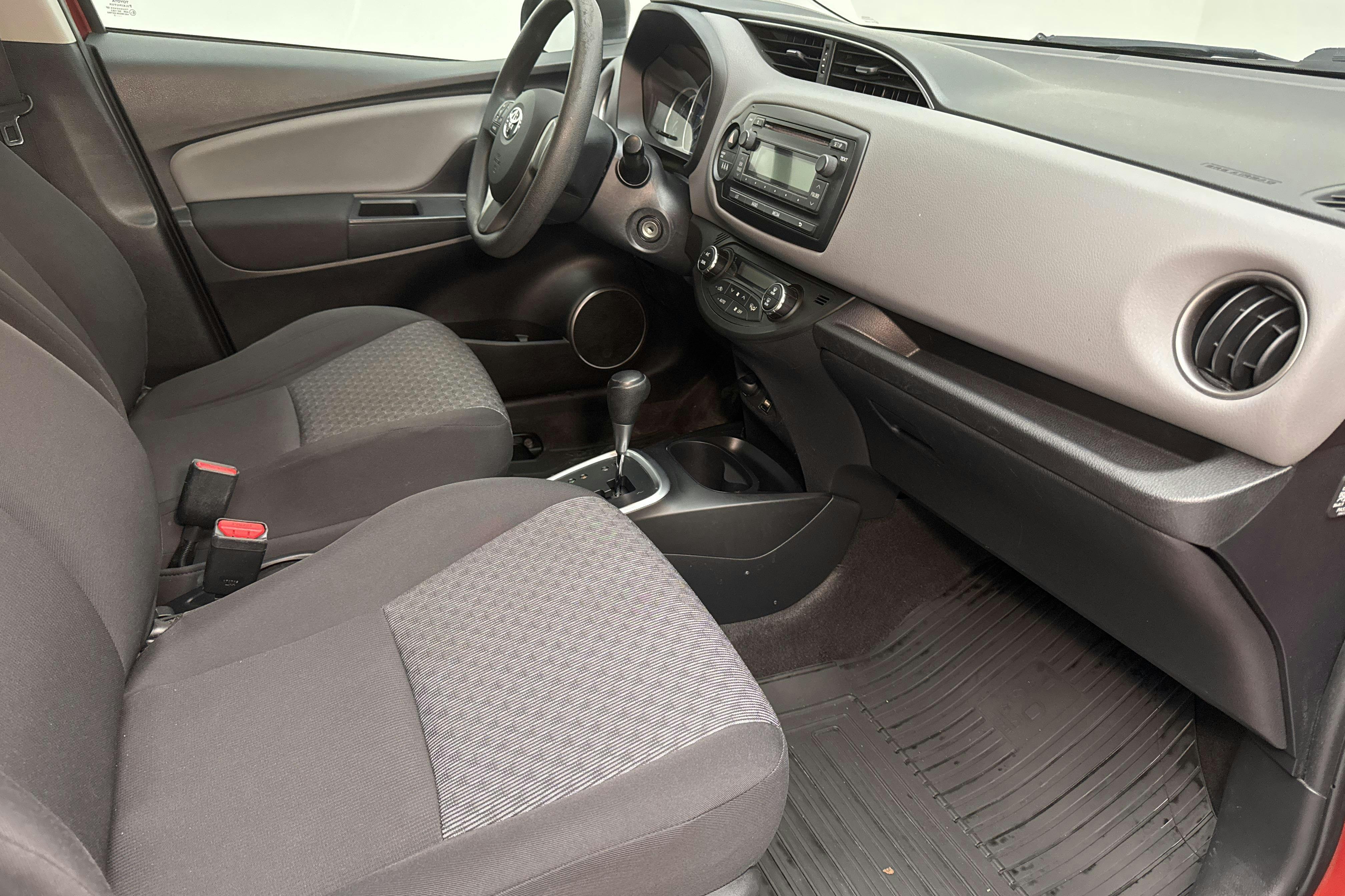 Toyota Yaris 1.5 HSD 5dr (75hk) - 9 874 mil - Automat - röd - 2015