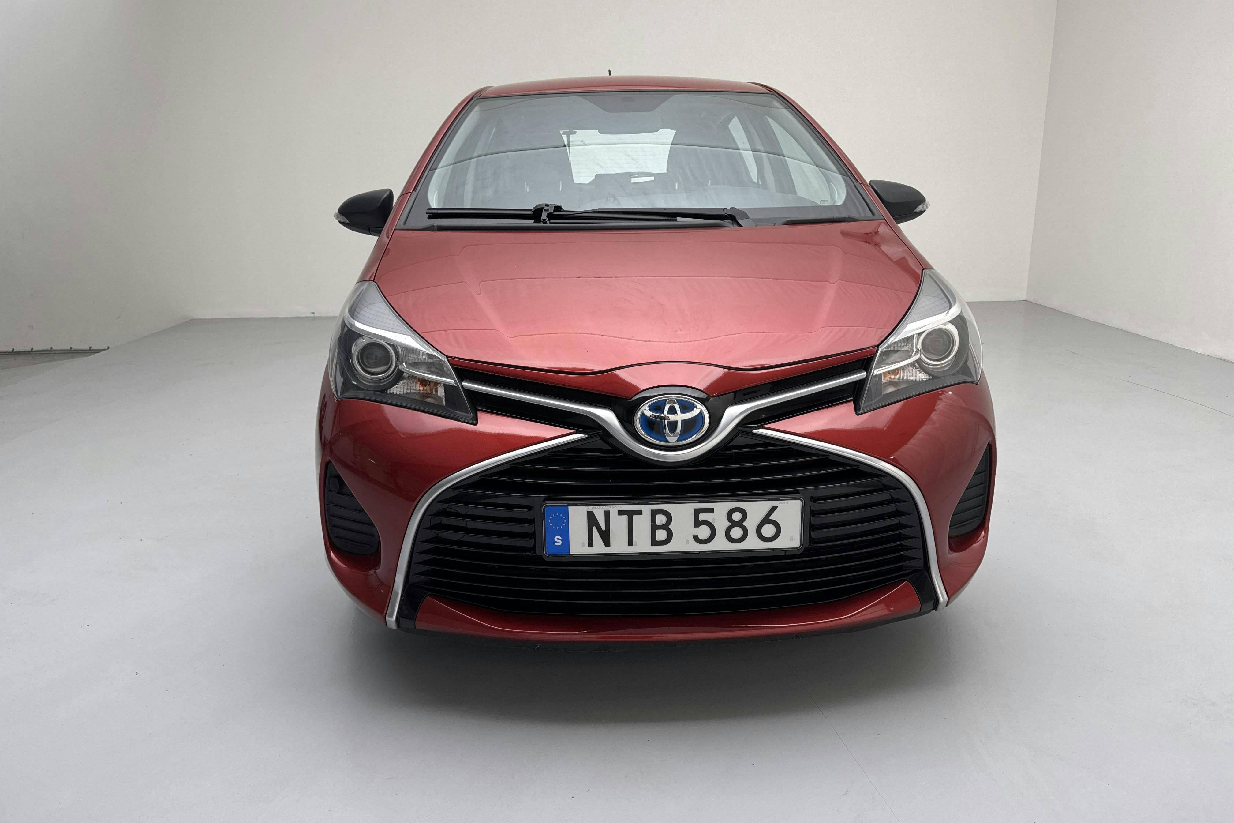 Toyota Yaris 1.5 HSD 5dr (75hk) - 9 874 mil - Automat - röd - 2015