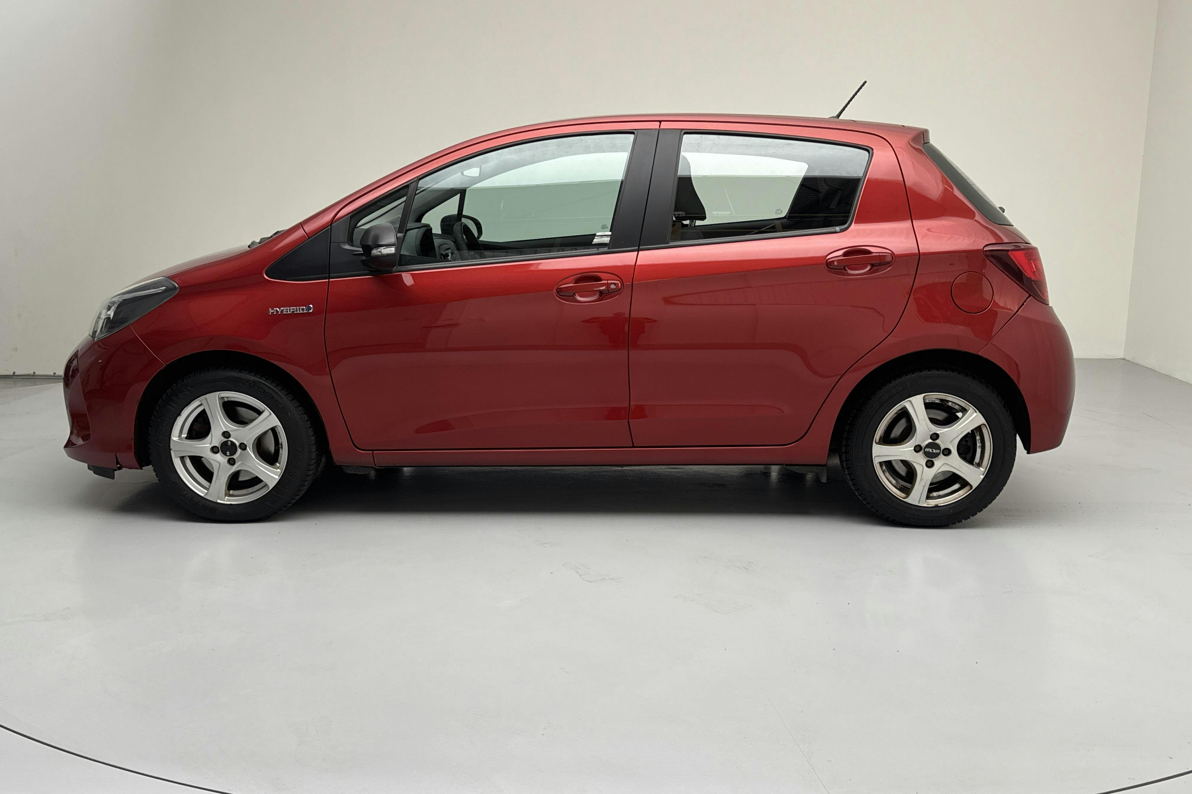 Toyota Yaris 1.5 HSD 5dr (75hk) - 9 874 mil - Automat - röd - 2015
