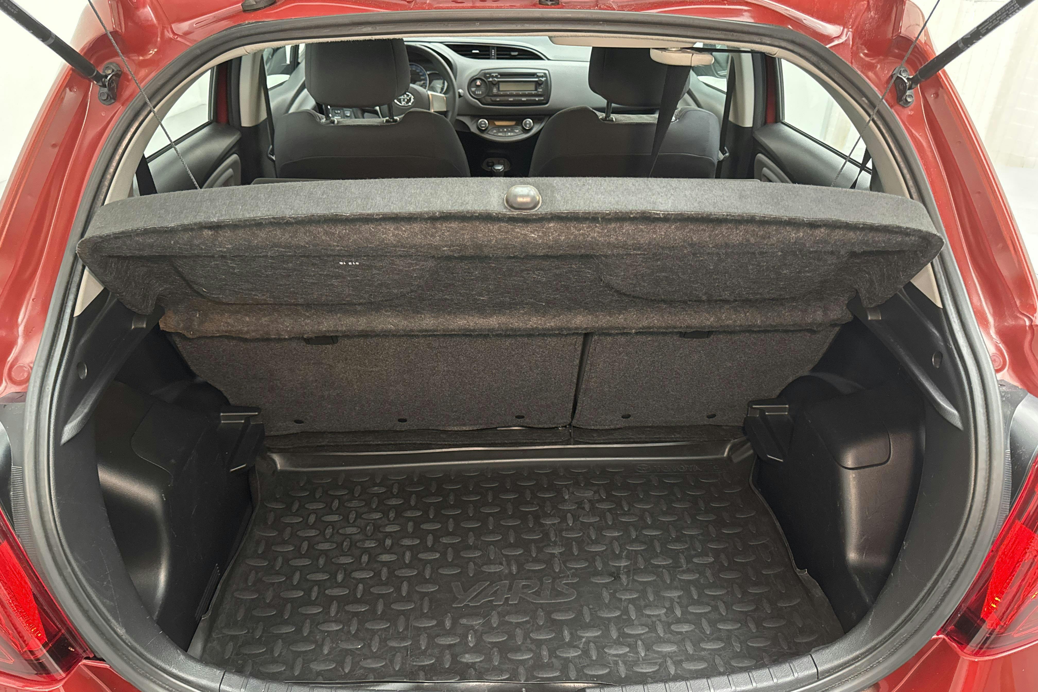 Toyota Yaris 1.5 HSD 5dr (75hk) - 9 874 mil - Automat - röd - 2015