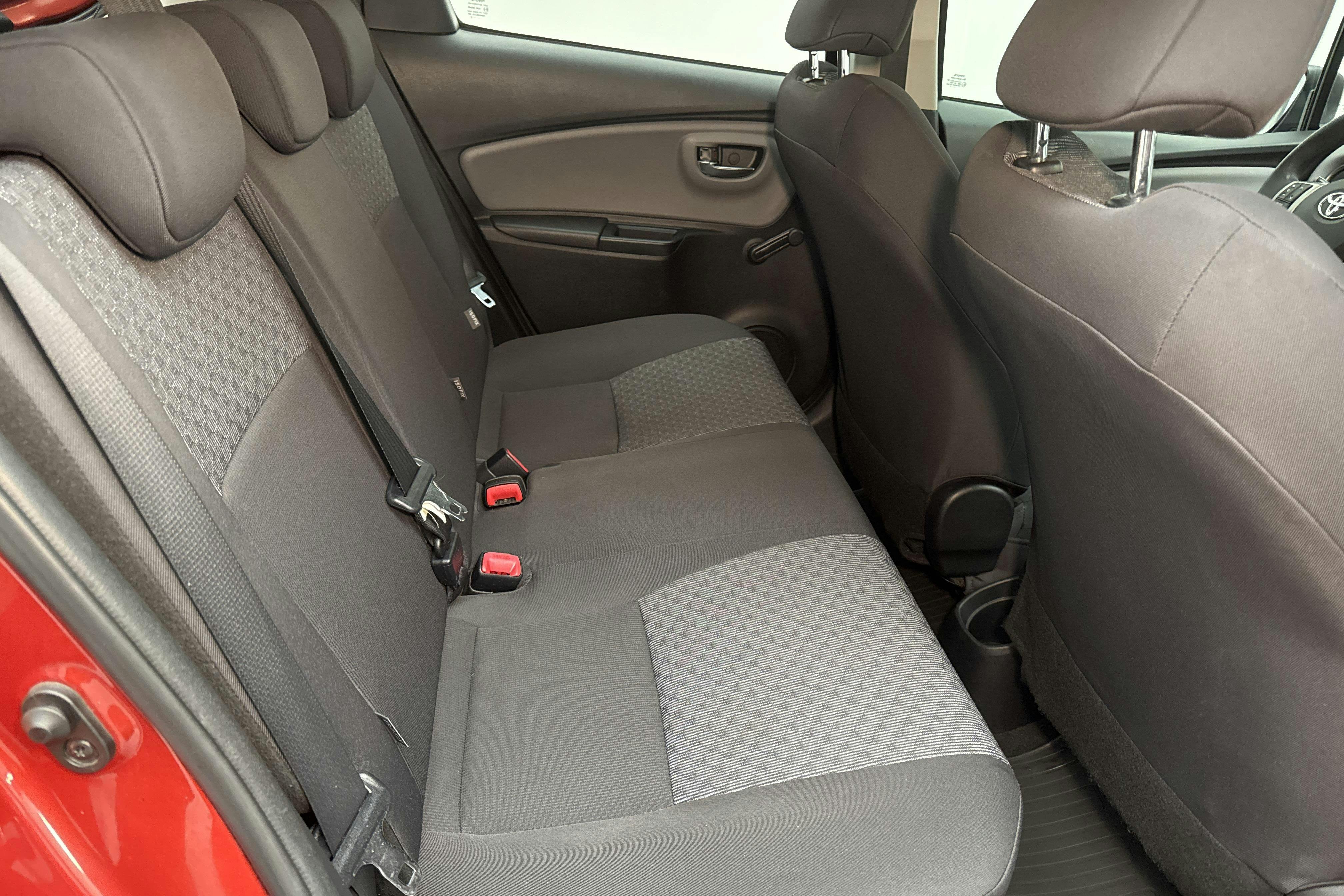 Toyota Yaris 1.5 HSD 5dr (75hk) - 9 874 mil - Automat - röd - 2015