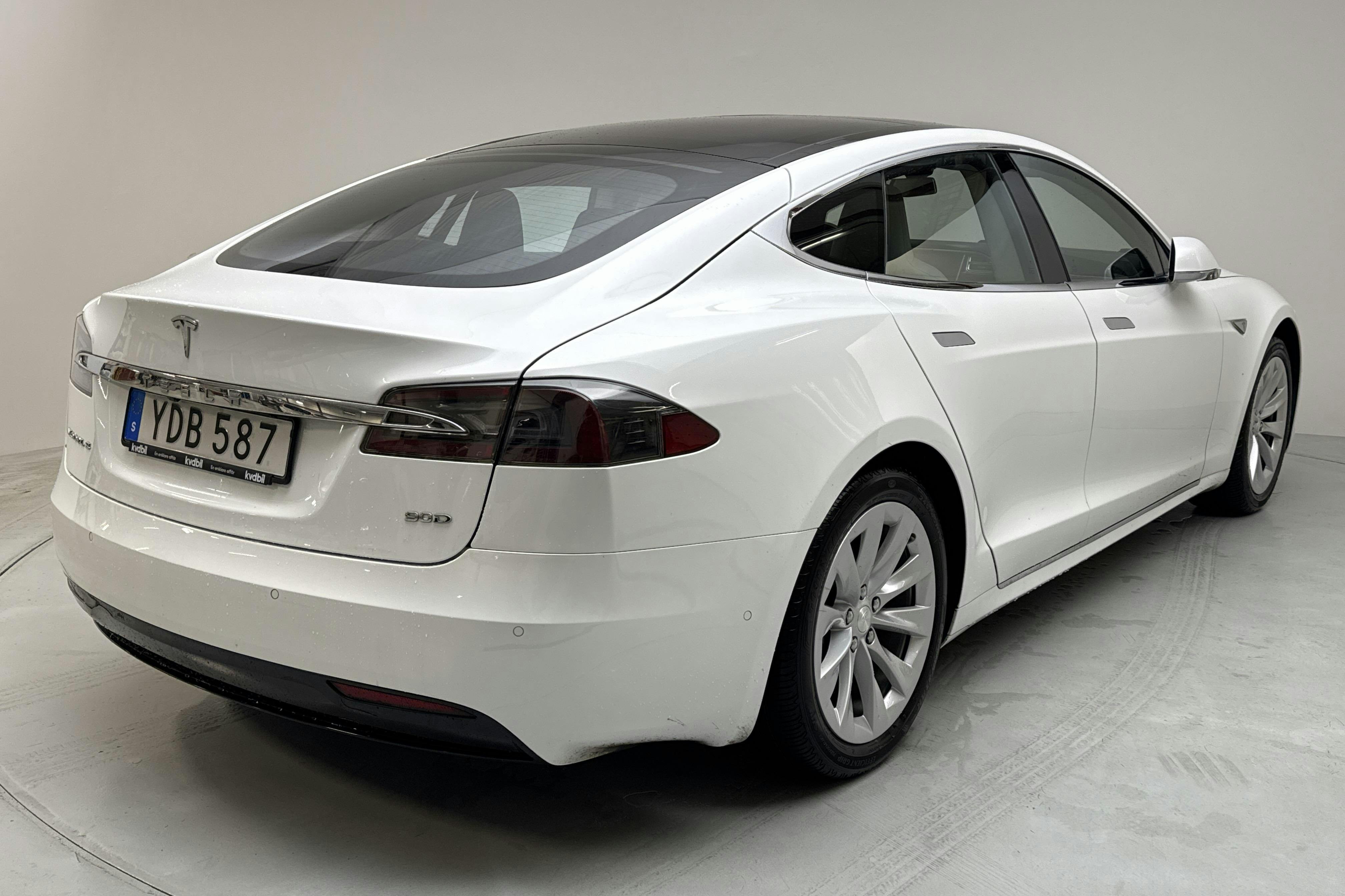 Tesla Model S 90D - 199 320 km - Automaatne - valge - 2016