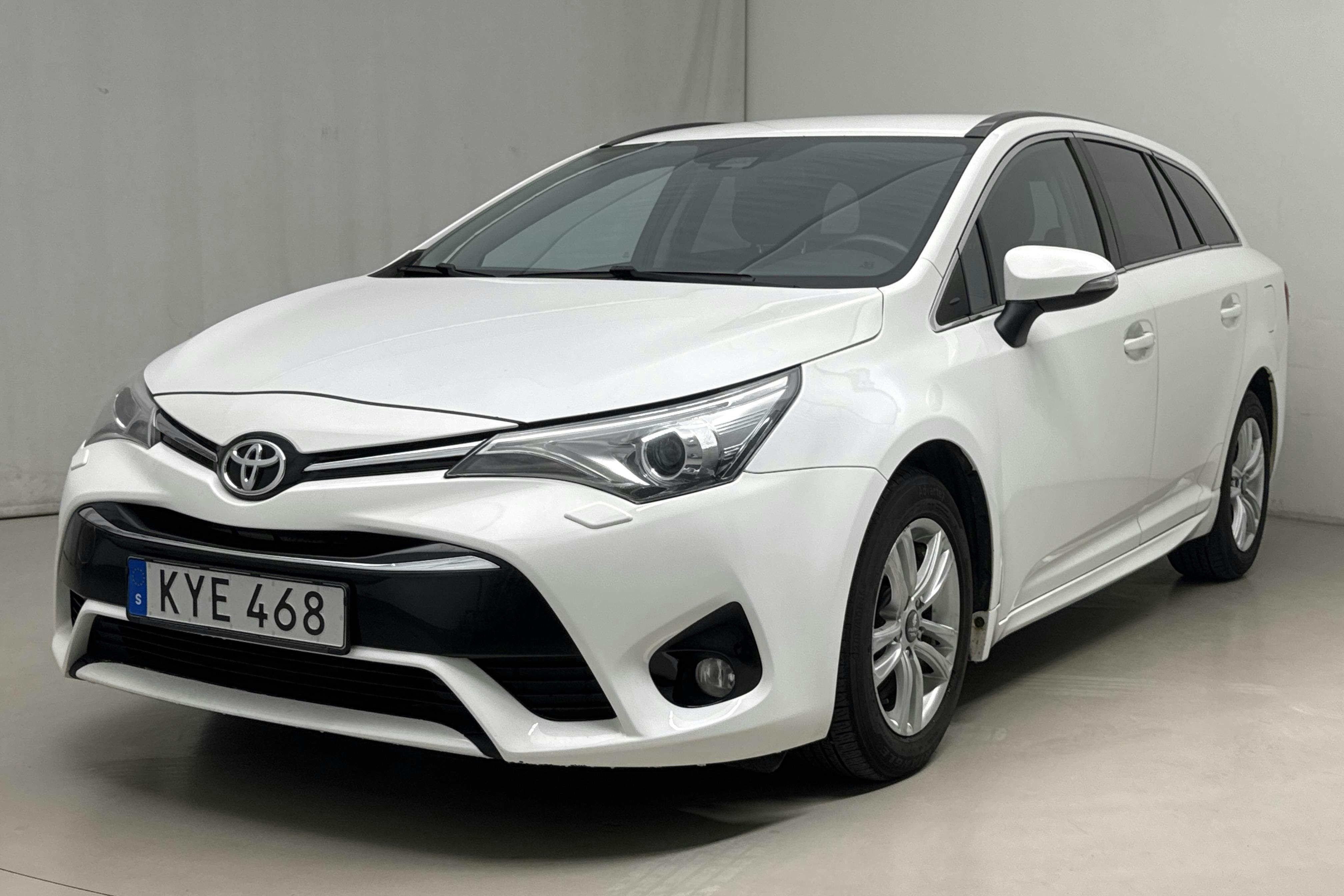 Toyota Avensis 1.8 Touring Sports (147hk) - 18 560 mil - Automat - vit - 2015