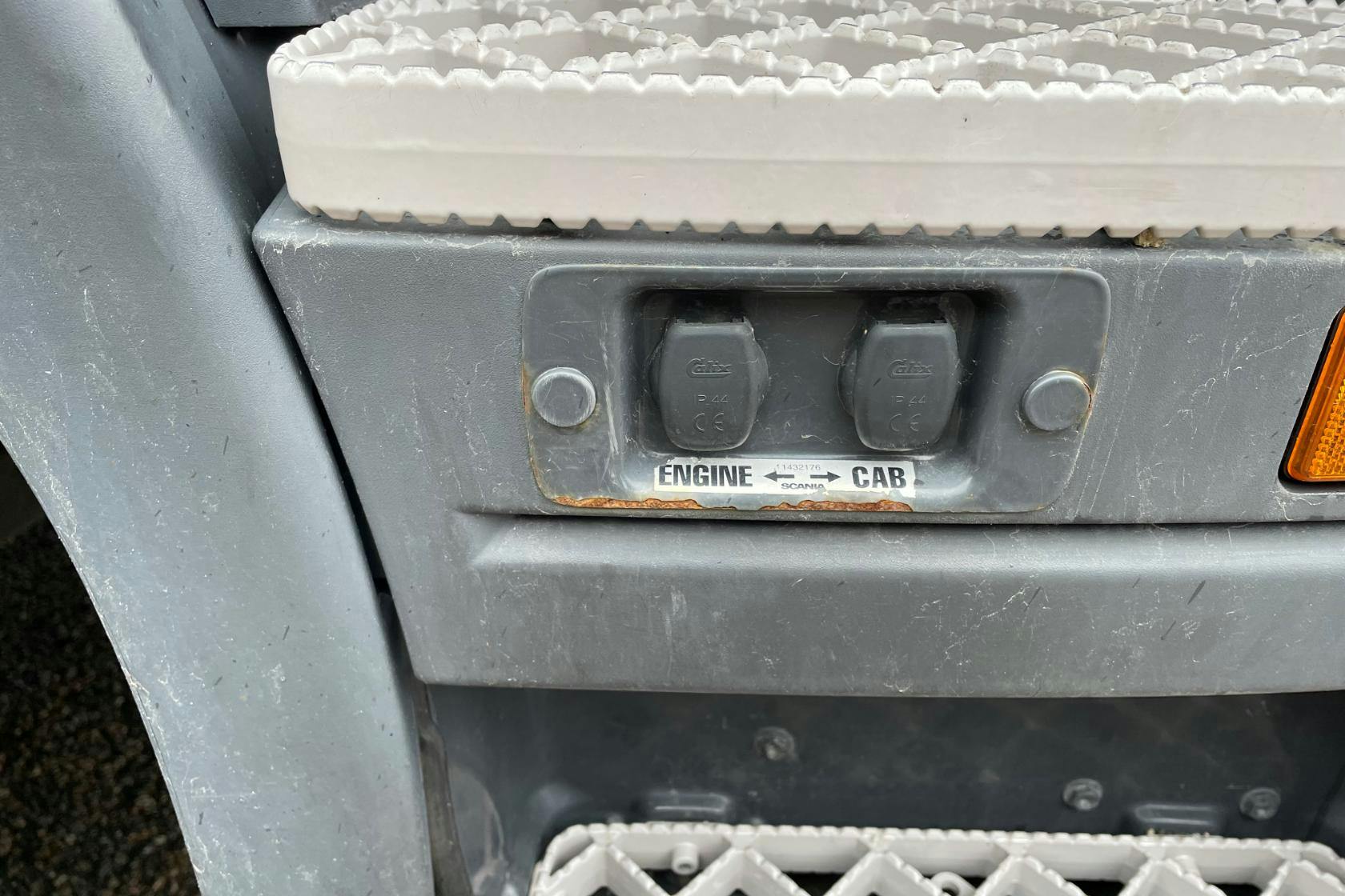 SCANIA P360 - 336 615 km - Automat - vit - 2015