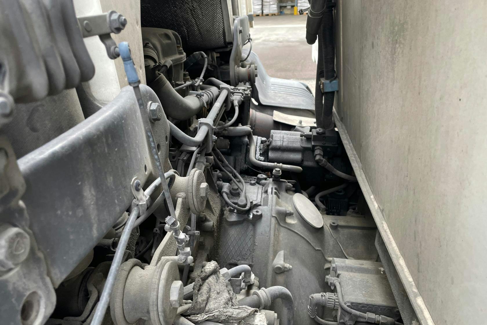 SCANIA P360 - 336 615 km - Automat - vit - 2015