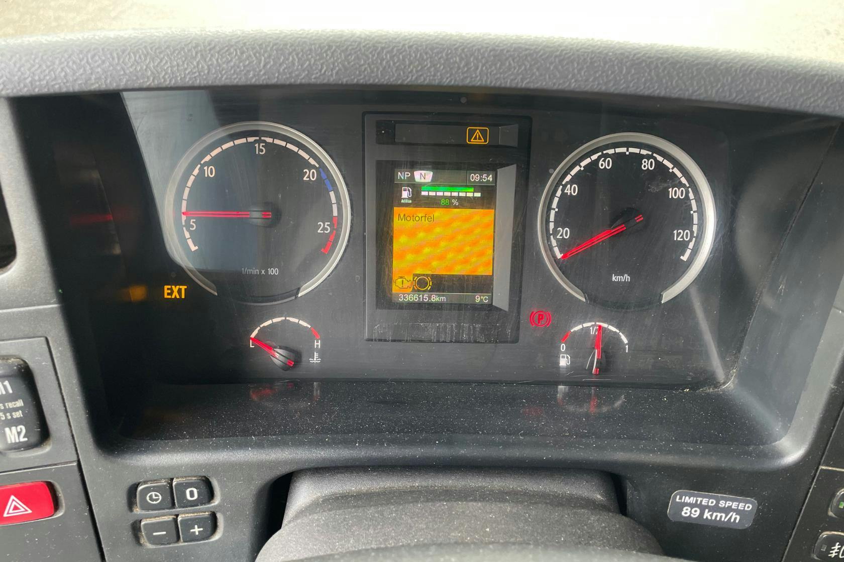 SCANIA P360 - 336 615 km - Automat - vit - 2015