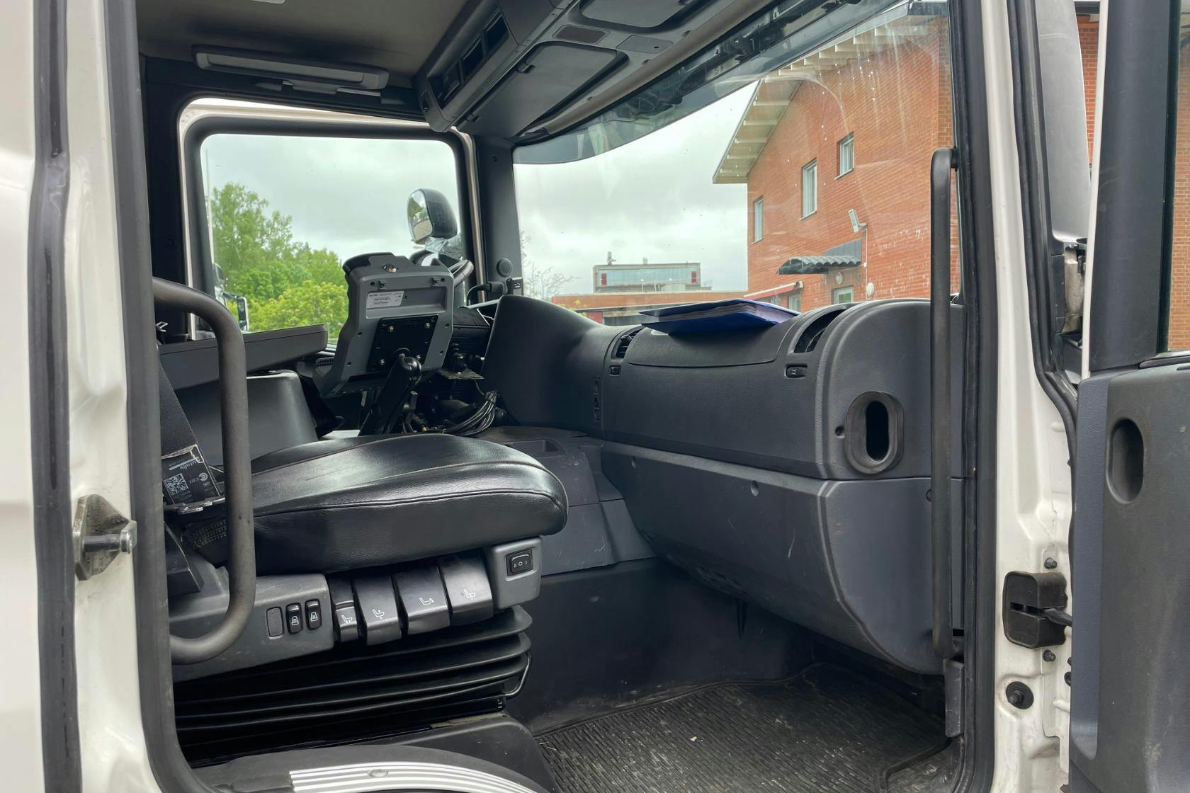 SCANIA P360 - 336 615 km - Automat - vit - 2015