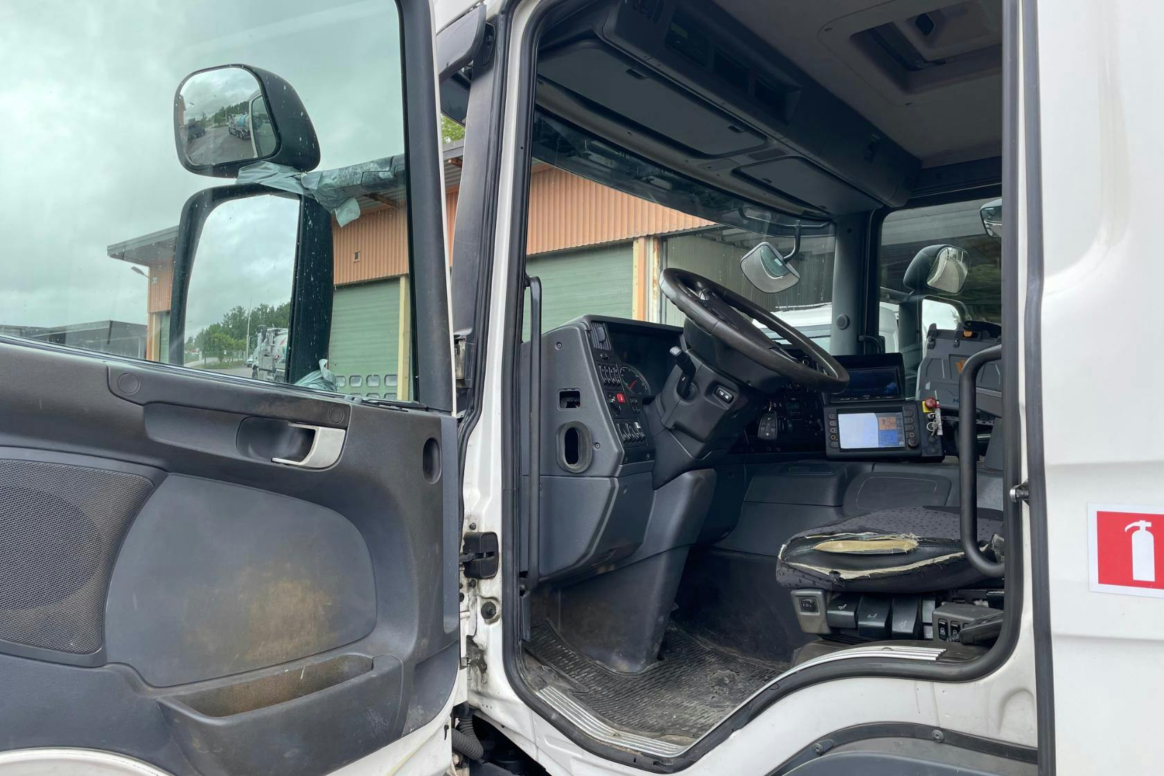 SCANIA P360 - 336 615 km - Automat - vit - 2015