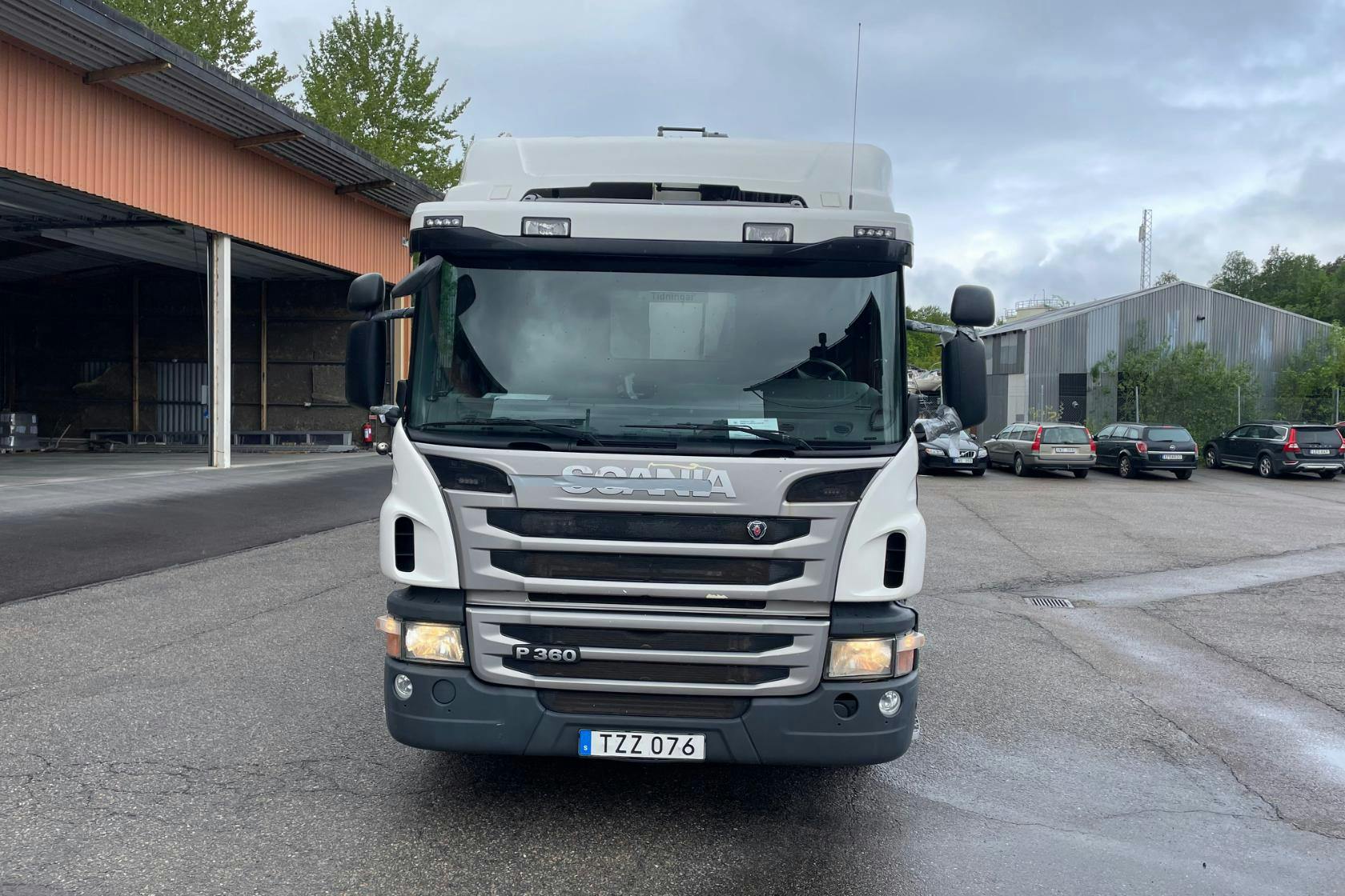 SCANIA P360 - 336 615 km - Automat - vit - 2015